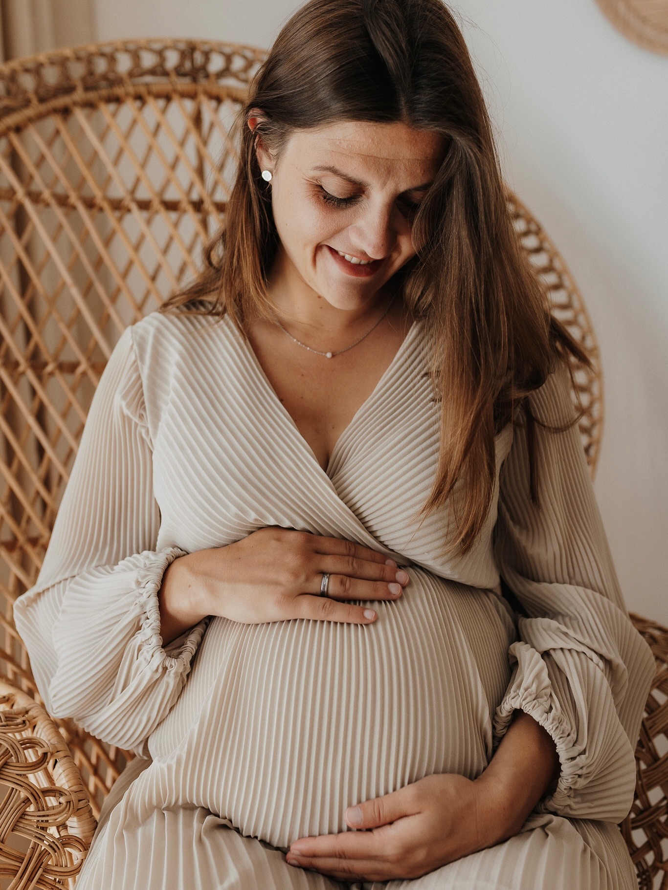 „Du glaubst, du bist nicht fotogen?“
Schon mal darüber nachgedacht, dass es vielleicht nicht an dir liegt – sondern an denen, die dich bisher fotografiert haben?
Du bist schwanger. Du bist schön. Punkt.
Aber wenn du dich selbst im Spiegel gerade nicht wiedererkennst, ist das okay.
Denn genau das erlebe ich oft – und genau dafür bin ich da.
In meinem Tageslichtstudio bekommst du:
✔️ Styling, das zu dir passt
✔️ Kleider, in denen du dich sofort wohlfühlst
✔️ Eine Atmosphäre, in der du loslassen kannst
Ich begleite dich durch jedes Detail – du brauchst dich um nichts zu kümmern.
Und plötzlich siehst du dich selbst mit anderen Augen.
Schreib mir und sichere dir deinen Termin – bevor die Zeit einfach vorbeizieht.
Denn das hier ist mehr als ein Fotoshooting.
Es ist ein Geschenk an dich selbst.
Ich freue mich auf dich…🤎
#babybauchshootinghamburg #dubistschön #emotionaleFotografie #kundenkleiderschrank #schwangerschaft2025 #fotostudiohamburg #hamburgrahlstedt #pregnancyphotographygermany #stylinginklusive #hamburgerfotografin #echtundnah
FAMILIENFOTOGRAFIN
HAMBURG
RAHLSTEDT
VOLKSDORF
AHRENSBURG