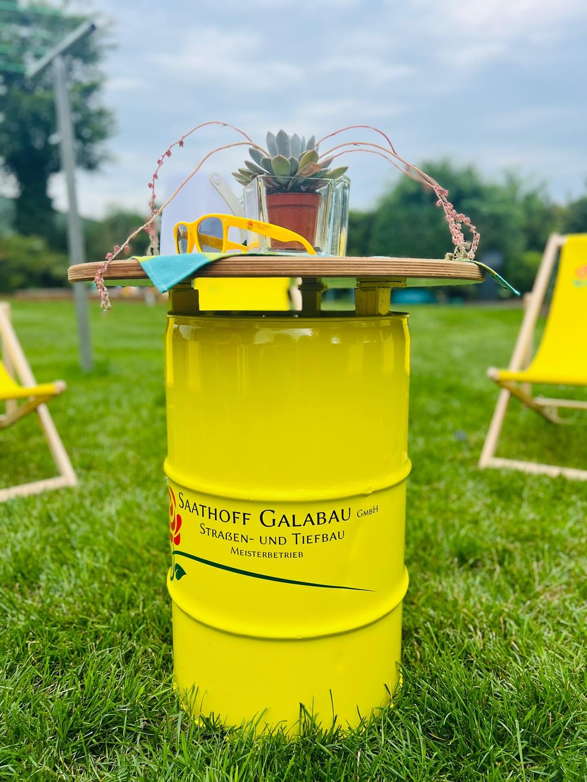 SOMMERFEST 🌹🍻
Am vergangenen Samstag war es endlich wieder so weit, wir haben das 2. Sommerfest mit den Kollegen und ihrer Familie in gemütlicher Atmosphäre gefeiert.
Bei gutem Essen, kühlen Getränken und mit einer kleinen Abkühlung im Pool konnten wir den Alltag hinter uns lassen, gemeinsam anstoßen und feiern was uns verbindet – unser Team!
Danke an alle, die diesen Abend mit ihrer Freude so unvergesslich gemacht haben und für den starken Zusammenhalt. 💪🏼
#saathoffgalabau #strassenundtiefbau #sommer2025 #sommerfest2025 #gemeinsamfeiernkönnenwir