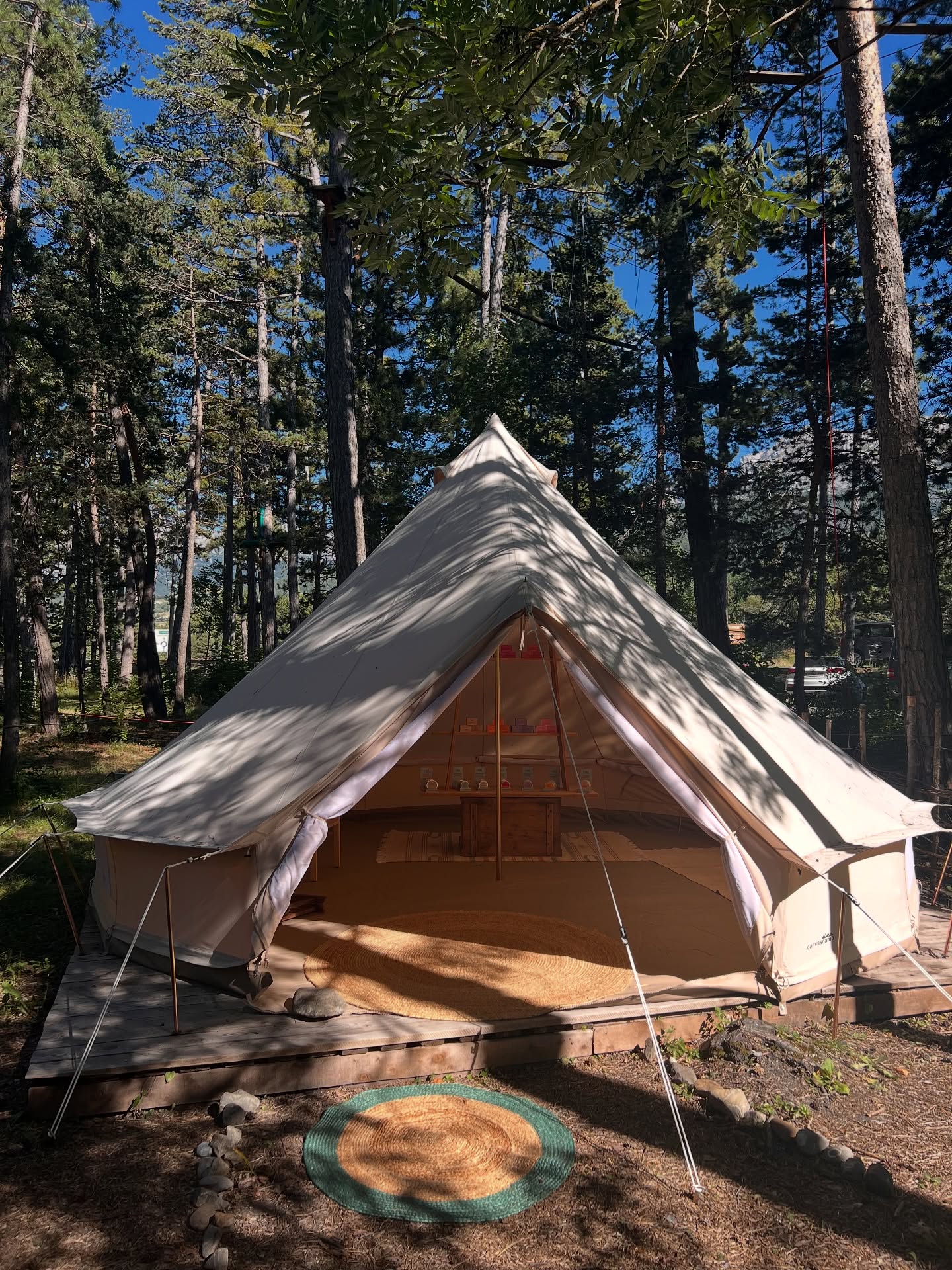 🌿 Créer, sentir, expérimenter… et repartir avec ses propres soins !
🌟 Participez à nos ateliers cosmétiques pour
créer vos propres soins bio dans une ambiance conviviale.
🍃4 ateliers au choix :
• Huile corporelle scintillante
• Roll-on anti-stress
• Huile détente musculaire
• Roll-on anti-démangeaison
📍 À Barcelonnette – sous la tente de la savonnerie au @jungleparc_ubaye
📅 Du mardi au vendredi | 10h–12h & 15h–18h
💶 18€/pers | ⏱️: 30 min environ
⚡️Réservation auprès de Thierry
06 01 75 02 13
🌺 Nouveauté : un atelier cosmétique + un atelier olfaction avec Karine @karinemtc04 > 30 €
👉🏻 Venez vivre une belle expérience sensorielle, locale et artisanale 💚
#ateliercosmétique #cosmétiquebio #barcelonnette #savonnerieinipi