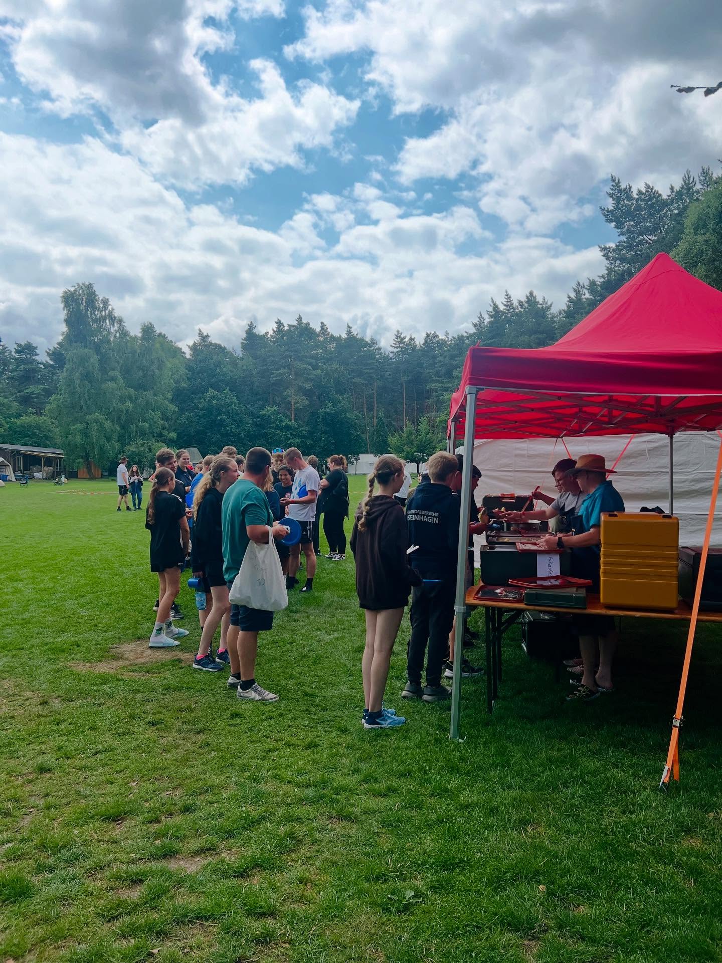 Food-Lovers 🥪🥘🧆
Für das leibliche Wohl ist im Zeltlager natürlich auch gesorgt.
Ob Morgens, mittags und abends von der Küchencrew oder Snacks vom Hasenbau, die Kids sind werden rundum versorgt. 👩🏼🍳👨🏻🍳
Bei den meisten Feuerwehren hat es sich eingebürgert, dass abends, meistens über dem Feuer, noch ein Mitternachtssnack zubereitet wird. 🔥🥘🌮
Geburtstagskinder gehen auch nicht leer aus, 🎂und sogar Mümmel, das Maskottchen vom Hasenbau, hat ein Salatblatt abbekommen. 🥬🐰
@jf_awb
@jf.kiho.stelle
@feuerwehr_neuwarmbuechen
@feuerwehr.liekwegen
@freiwillige.feuerwehr.elze
#sommerzeltlager #zeltlager #jugendfeuerwehr #feuerwehr #foodlovers #foodlover #küchencrew #mitternachtssnack #lagerfeuer #essen #essenmachtglücklich #snack #snacks #snackfood