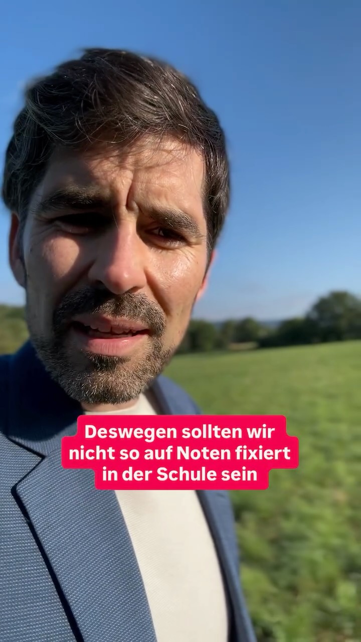 🚸Kinder verdienen Zeit, weniger Druck. Sie brauchen Zeit und Raum für Lernen, Entwicklung und Lust darauf.
🚧Die reine Fixierung auf eine Note oder den Test ist keine Antwort auf die Herausforderungen der Zeit und eine gute Vorbereitung aufs Leben.
📚Denn wir verlieren sonst zu viele Kinder und heben nicht die Potenziale, die in ihnen stecken. Trauen wir Kindern was zu und begleiten sie auf ihrem Weg. Mit guter Bildung und keinem sinnlosen Druck.
🗞️Darüber habe ich mich mit Professor Klaus Zierer fachlich gestritten. Nachzulesen ab heute in der ZEIT.
#kinder #schule #noten #selbstbestimmt #familie #zeit