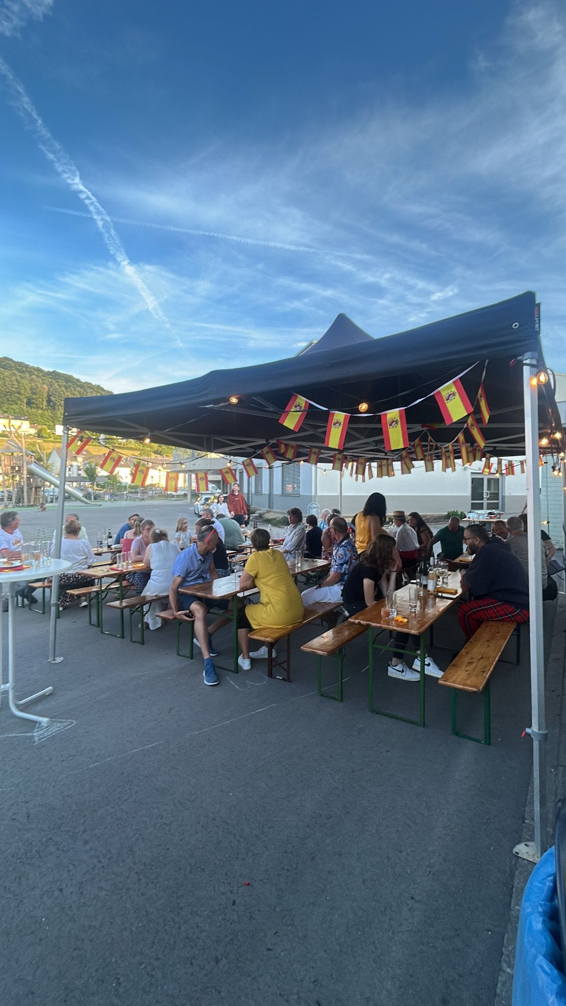 De Samschden hate mer eis Ofschlossfeier vun der Saison 2024/25 – dëst Joer am Stil vun engem spueneschen Owend.
Dobäi wollte mer iech alleguerten och nach eng Kéier villmools Merci soe, fir är Ënnerstëtzung dat ganzt Joer iwwer, sief et um 3-Kantons-Concert, beim Theater oder um Wake Up Festival – mir konnten ëmmer op iech zielen.
Mir hoffen, dass dir dës Saison genee sou vill Freed hat wéi mir, a wënschen iech eng erhuelsam a schéi Vakanz!