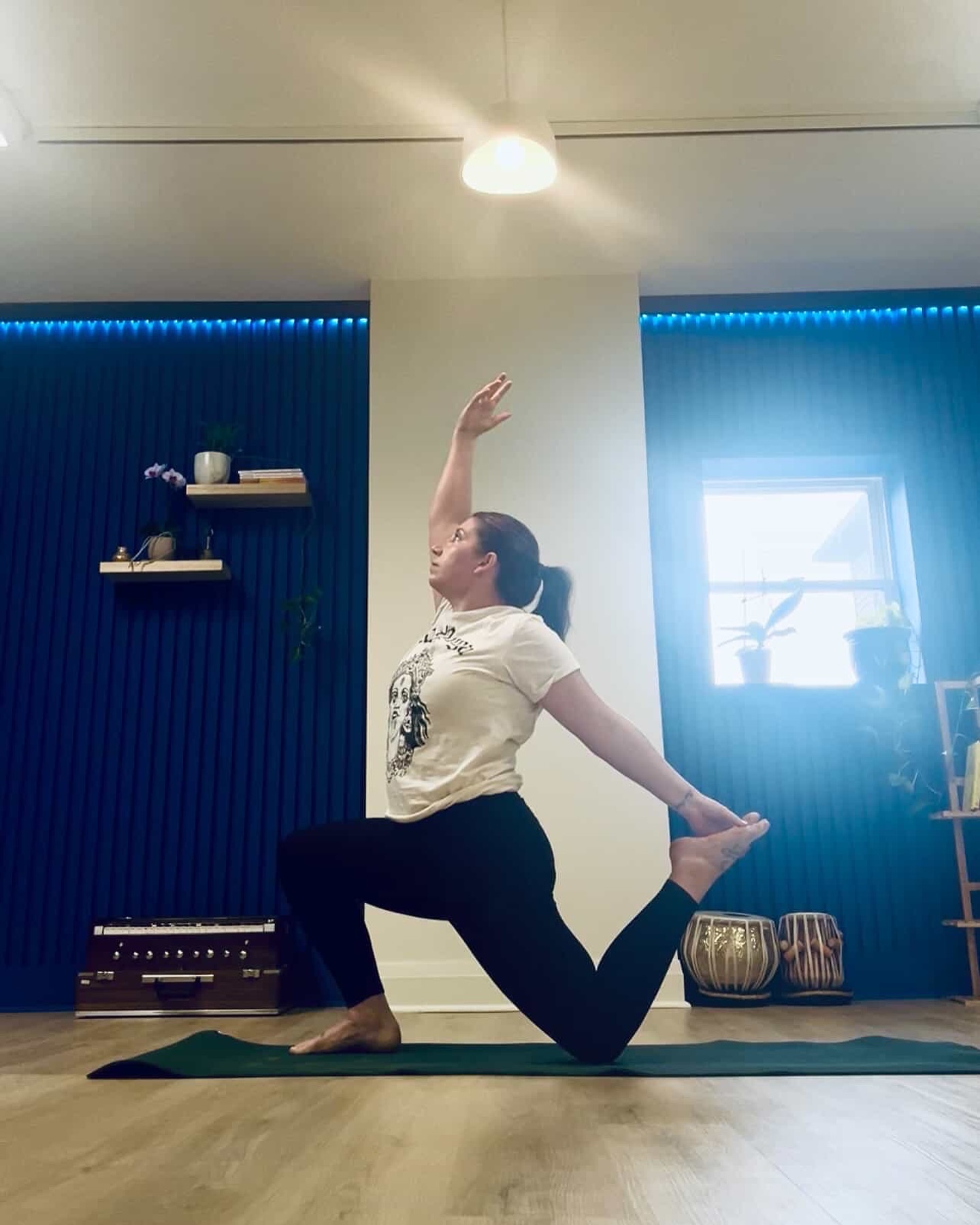 ✨ Just a reminder from your So’ham fam:
You don’t have to have it all together.
You just have to show up.
One breath. One stretch. One moment at a time. 🧘♀️💫
Come as you are. Leave a little lighter.
See you on the mat this week? 💥
📍In-studio & online
🗓️ Book your class at sohamstudio.ca
#SoHamStudio #YogaHamilton #HotYogaHamilton #HamiltonYoga #ComeAsYouAre #HealingWithMovement #YogaLife #HamiltonWellness #SomaticYoga #UnwindAndAlign #JustShowUp