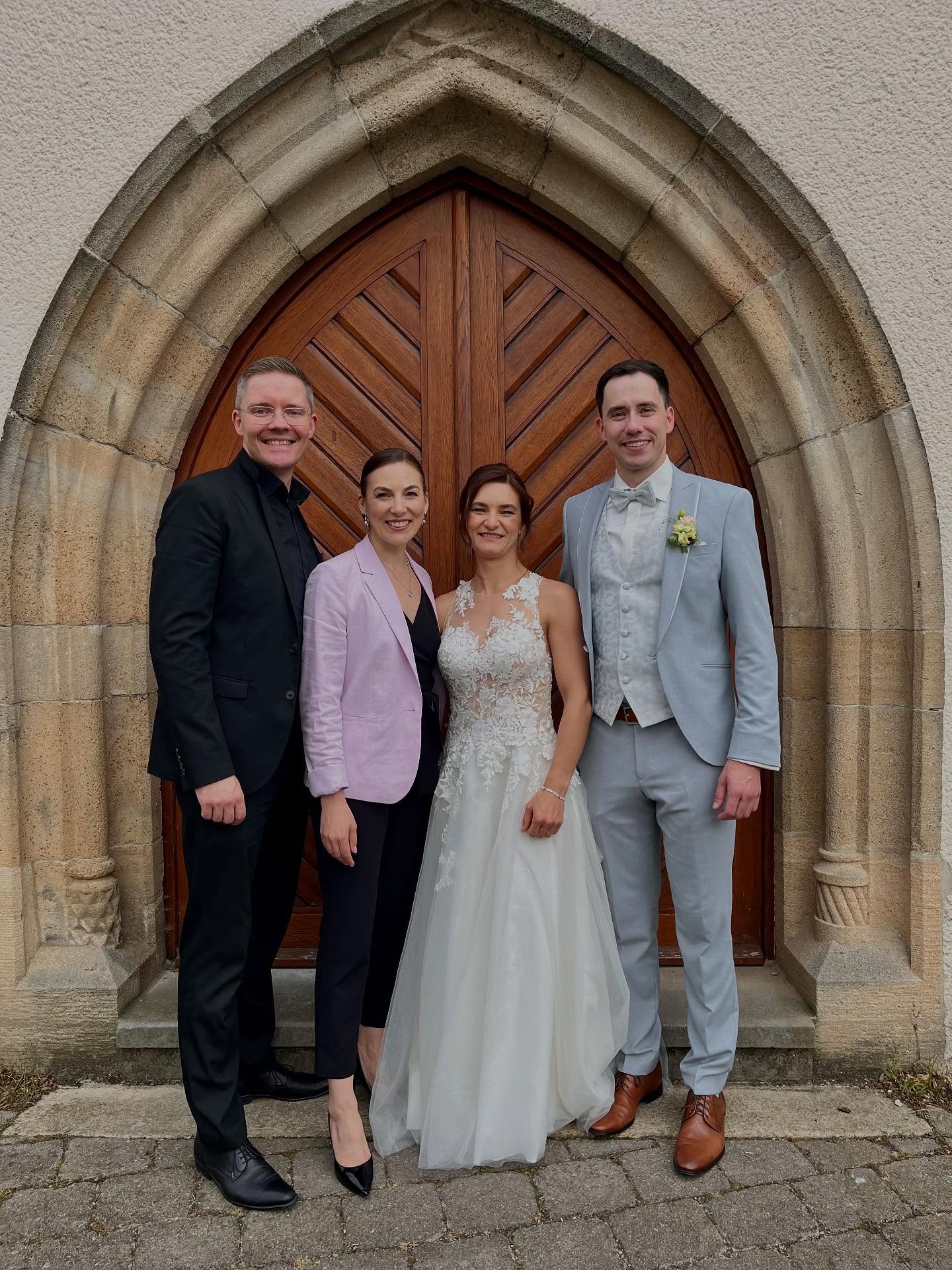 Sarah & Max 💍
Gestern durften wir die Trauung von Sarah und Max musikalisch begleiten – eine sehr schöne, herzliche Zeremonie mit einer wunderbar authentischen und humorvollen Pfarrerin, die für viele Lacher und berührende Momente gesorgt hat.
Wir haben Everything von Michael Bublé und Nur mit dir von Helene Fischer performt – letzteres war ein ganz persönlicher Wunsch der Braut, den wir sehr gerne erfüllt haben.
Danke, liebe Sarah, lieber Max, für euer Vertrauen – es war uns eine große Freude, ein Teil eures Tages zu sein!
#trauung #hochzeitssängerin #hochzeitsmusik #livegesang #duo #rebeccasammet #djdivine #hochzeitsduo #sängerin #pianist #trauungsmusik