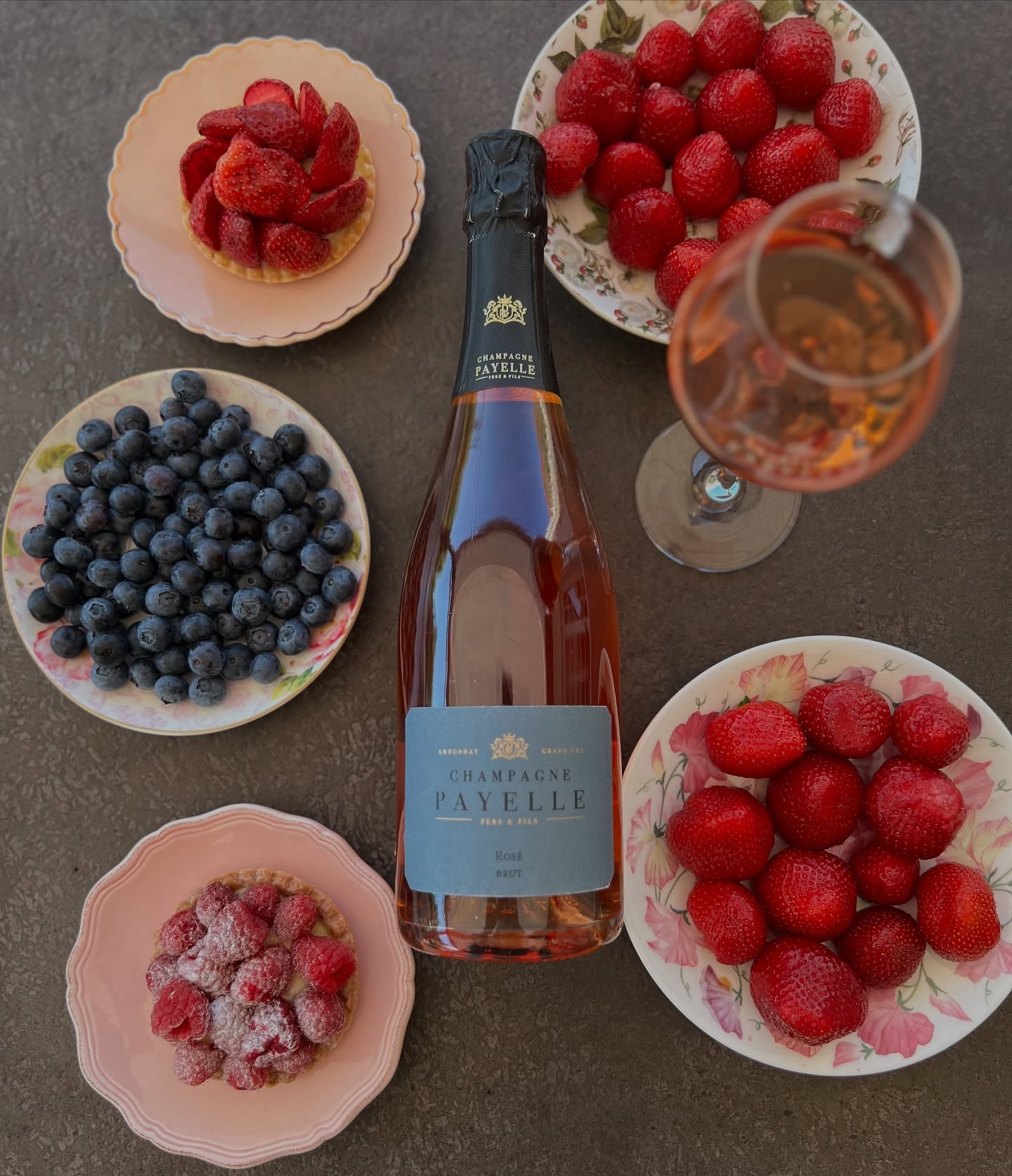 Les fruits rouges sont de sortis 🍓🍒 quoi de mieux qu’un Champagne Payelle Rosé pour les accompagner 🍇