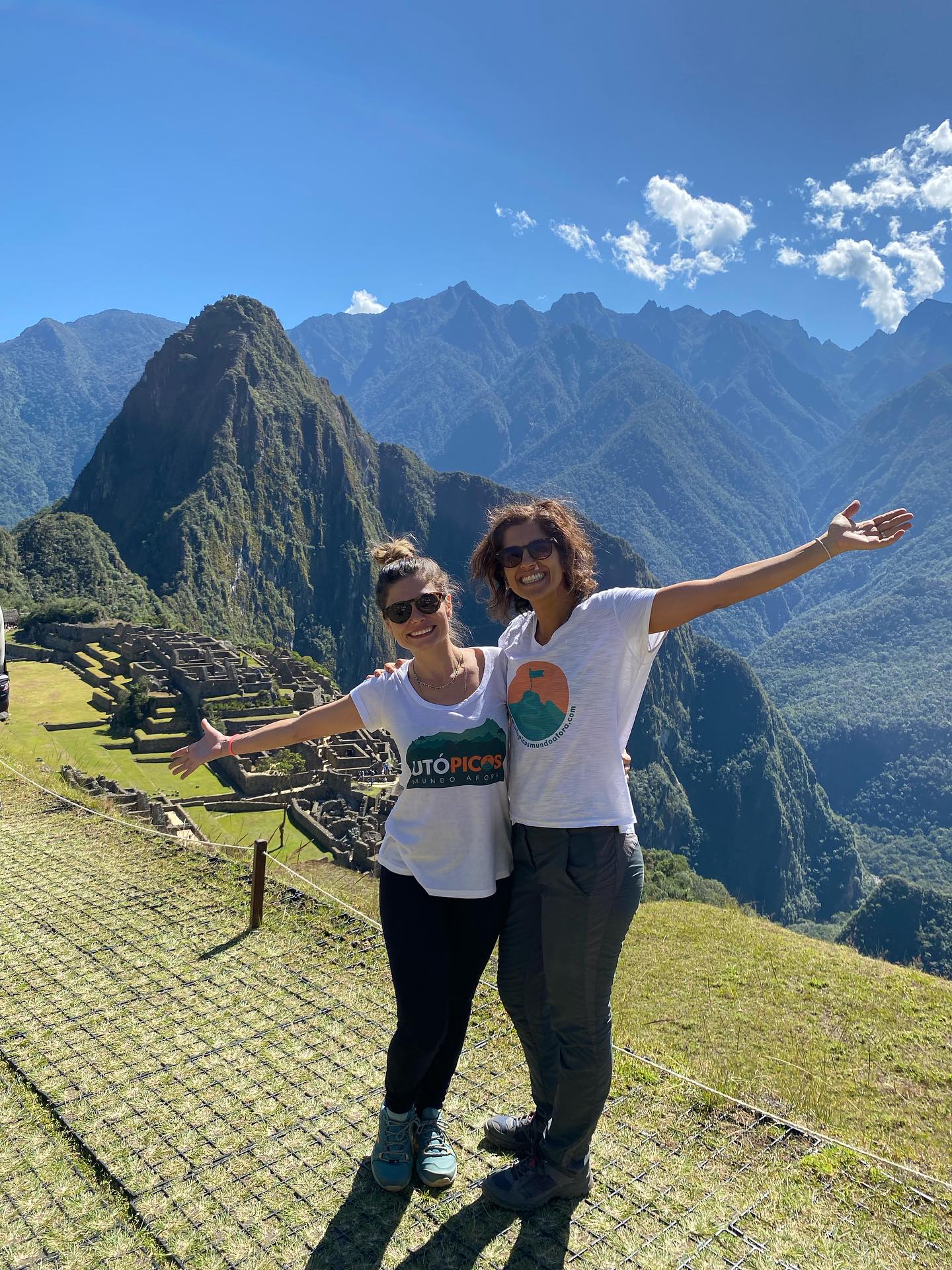 10 anos de Utópicos!!🎈🎊
Quanta coisa aconteceu nesse tempo!
Quanto crescimento, amadurecimento, perrengues, conquistas e celebrações.
Cada vez recebemos mais indicações, formamos nossas parcerias, aprendemos com erros passados e nunca deixamos de comemorar nossas vitórias.
O melhor de tudo (e olha que são muitas coisas boas) é a nossa amizade e parceria! Que só cresce, mesmo com todos os desafios que uma sociedade pode ter. Sorte das grandes! 🍀
Muito obrigada, Utópicos Mundo Afora!
Muito obrigada a todos vocês que fazem parte dessa história, transformando Utopia em realidade. 🧡
Com o mesmo lema daquele piquenique de inauguração, há 10 anos atrás: “Eu agradeço, eu agradeço, eu agradeço.”
Que venham todos os próximos anos!
Afinal, já tem uma turminha do Utópicos kids pronta pra desbravar Mundo Afora por aí 🙃🌍✈️#utopicosmundoafora