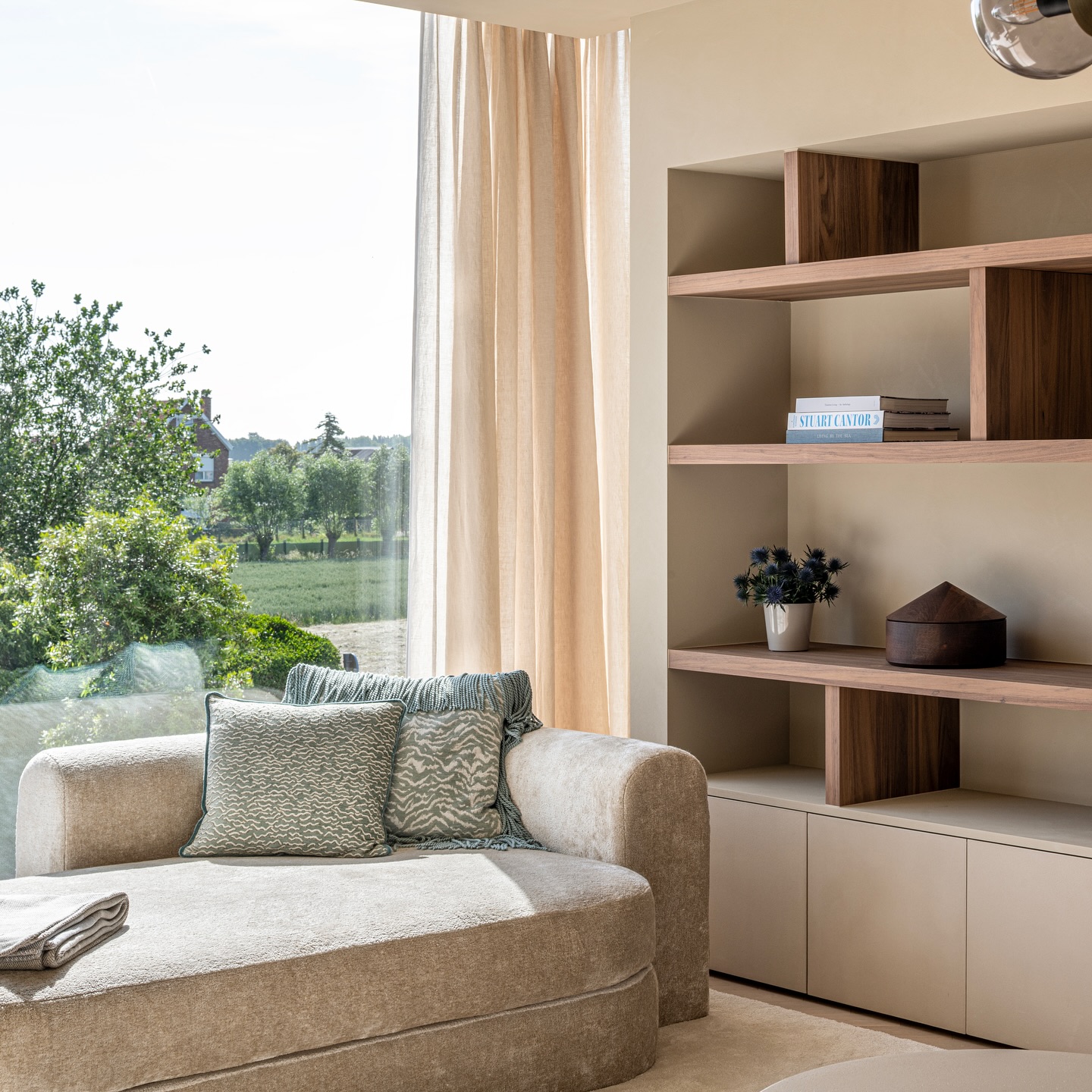 Custom-made méridienne — tailored elegance and comfort, made to measure. 🤩
Project @siento.interior
📷 @michielvergauwe_photography