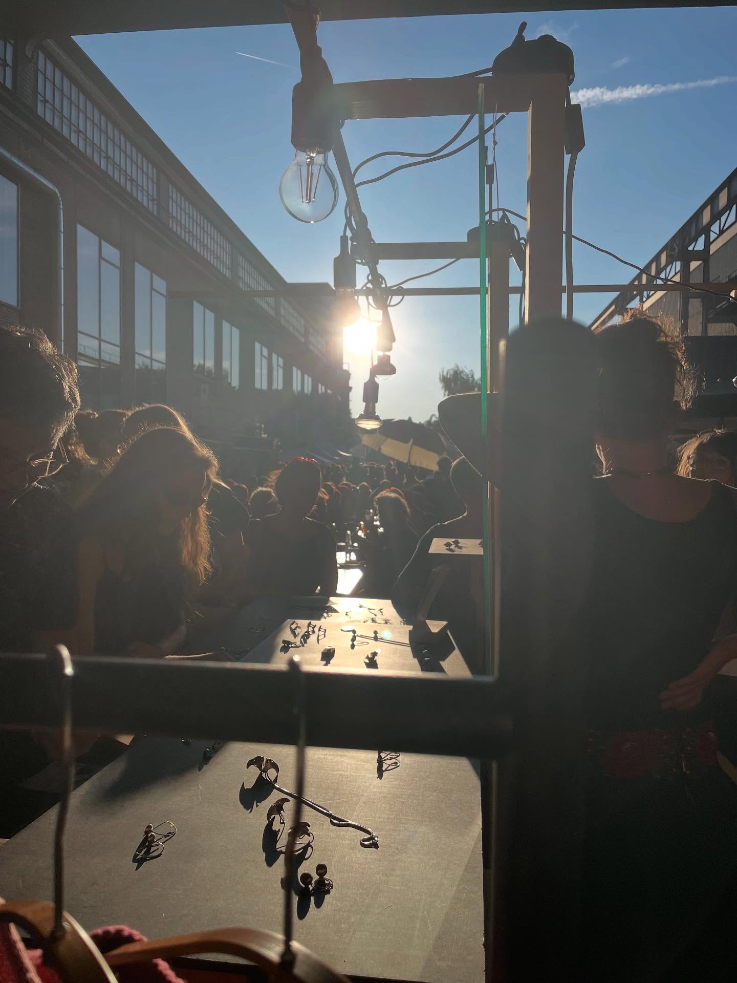 Der Nachtbazar 2025 – und damit unser erster Messebesuch mit dem Fibre Atelier – ist schon wieder vorbei. ✨
Vielen Dank für all die Besuche von bekannten und unbekannten Gesichtern. Für die schönen Gespräche und die Sommerfreude in euren Gesichtern – es war einfach wunderbar! 🌼
Ein großes Dankeschön auch an alle Helfer:innen und Organisator:innen im Hintergrund. Wie schön, wenn Orte entstehen, an denen Menschen sich begegnen und verbinden können. 💛
#fibreatelier #nachtbazar2025 #messepremiere #dankbar #strickliebe #handgemacht #zusammensein #nachtbazarwinterthur