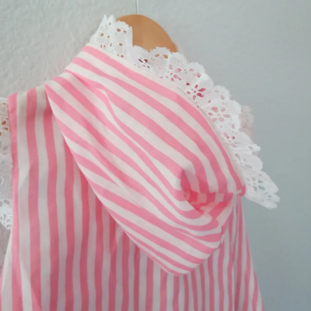 ~eyelet and stripes~
Vintage girl’s pink & white striped swim cover up, circa the 1980s.
Ties in the front, hooded, short sleeves, white lace trim.
Valerie of Miami, made in USA
Size 3-4T
Cotton / polyester fabric