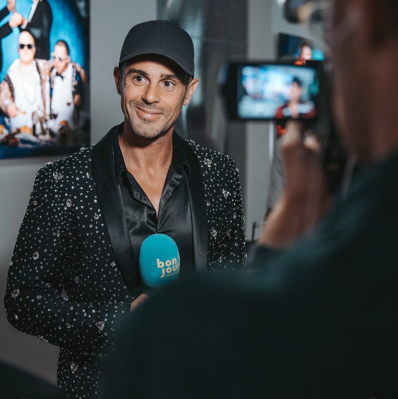 The king of Photography @philippeshangti with a full custom jacket with rhinestones, beads and crystal ✨
.
Thank you @flo_montecristo for the connection ❤️
.
#romainthevenin #fashion #jacket #rhinestones #philippeshangti #exhibition