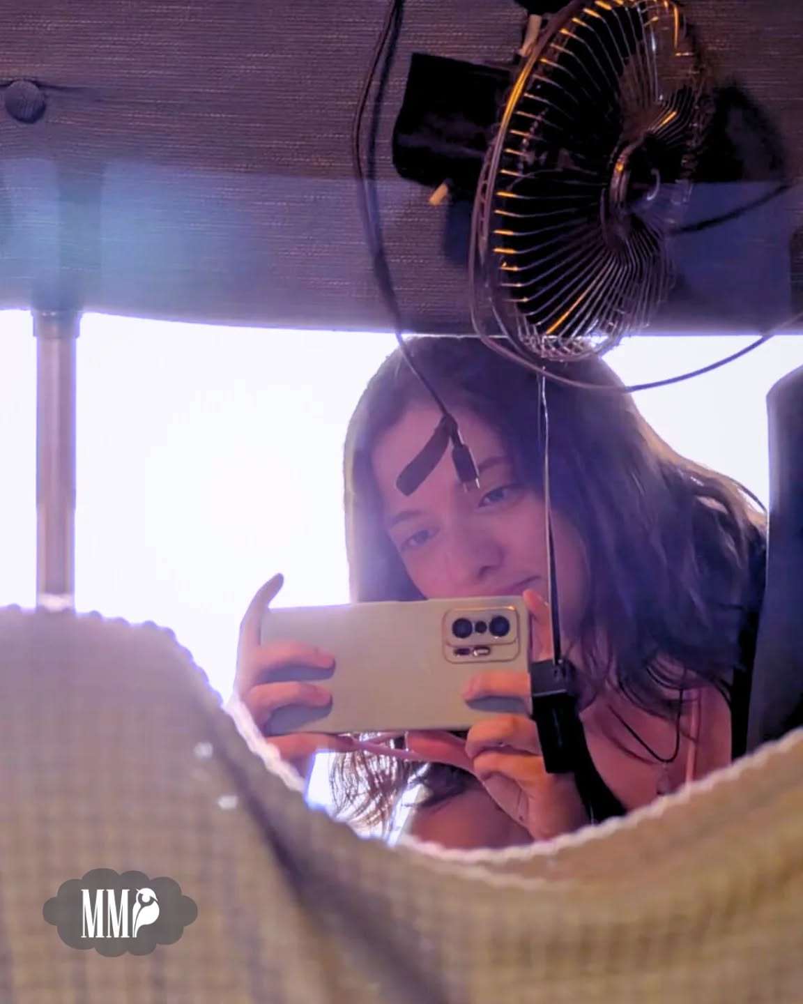 Anche se sono sparita dai social, vi assicuro che sto facendo tante cose belle! 🦉
☺️ Ciao gufetto, come stai?
Io bene, mi sto godendo la mia vita, il mio ragazzo, il lavoro, i colleghi, famiglia e amici.
Devo dire che nel mio lavoro ci si annoia davvero poco: c'è sempre qualcosa da fare.
Sì, sono grafica, ma faccio anche tante altre belle cose a parte gestire i contenuti del sito web e social aziendali, o a impaginare cataloghi e volantini. A volte ci capita anche di lavorare alla regia ed editing di video, spesso alle fotografie dei prodotti, e siamo ogni anno alle fiere. Perciò c'è sempre tanto da fare.
❤️È una bella sensazione sentire che tutte le cose che ho imparato nei miei primi 30 anni di vita non sono state inutili, in fondo.
È rincuorante.
Nei miei precedenti lavori mi sentivo davvero "sprecata", come se il mio potenziale venisse gettato in discarica e dimenticato.
😮💨Vi è mai successo di sentire una cosa del genere?
📖 Anche se molto lentamente, sto leggendo "La Mesmerista". Devo dire che lo sto trovando una lettura leggera e tranquilla. Anche se, VI PREGO, fate smettere l'autrice di scrivere la frase "Palle del Fondatore", o anche l'esclamazione "De"! In prosa è qualcosa di illeggibile. 🤣🔴🔴
#aggiornamento #lavorocreativo #lifestyle #lifequotes #lifegoals #vitadagrafica #vitadacreativo #mesmerista