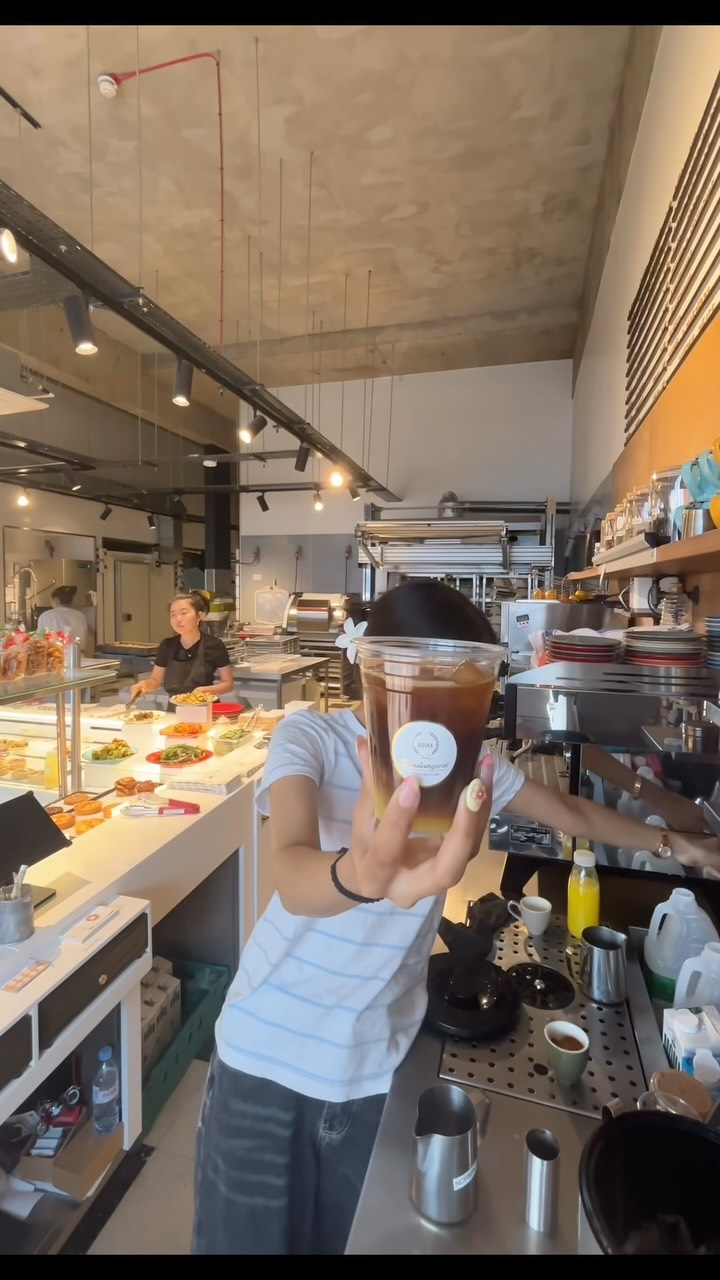 ☀️ Summer just got a citrusy upgrade 🍊✨
Meet our new Iced Orange Americano – bold, bright, and unbelievably refreshing.
Get yours today at BBM!
.
.
.
#summer #summerdrinks #icedcoffee #finchleycentral #finsburypark #hampstead #londoncafe #londonbakery