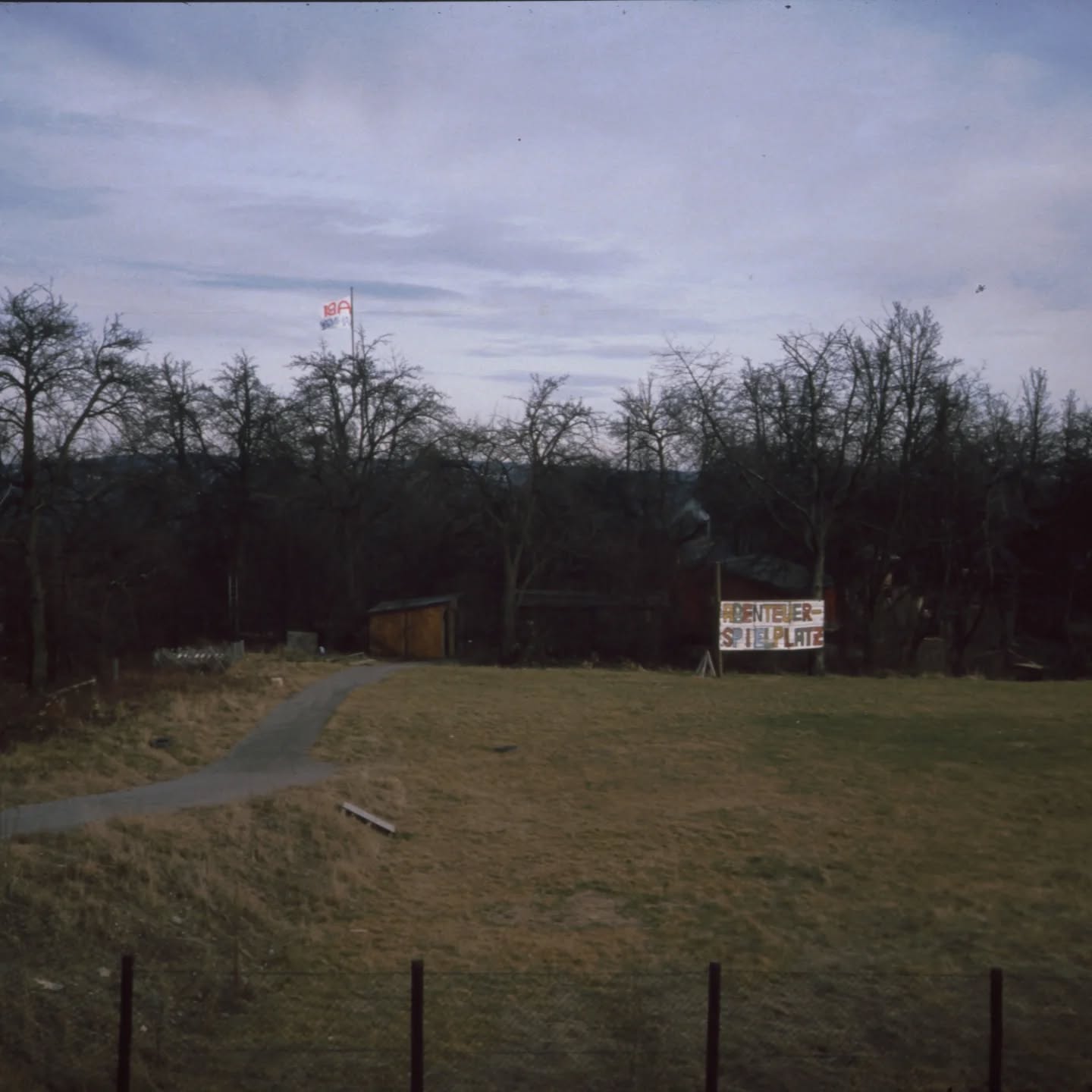Sommer ’89 auf dem Abenteuerspielplatz Vaihingen ☀️
Ein bisschen Sonne, ein bisschen Staub – und ganz viel Abenteuer.
Barfuß über den Platz, Limo aus der Glasflasche und der Geruch von Holz, Farbe und Freiheit in der Luft.
#sommer89 #throwbackvibes #abenteuerspielplatz #stuttgart #vaihingen
