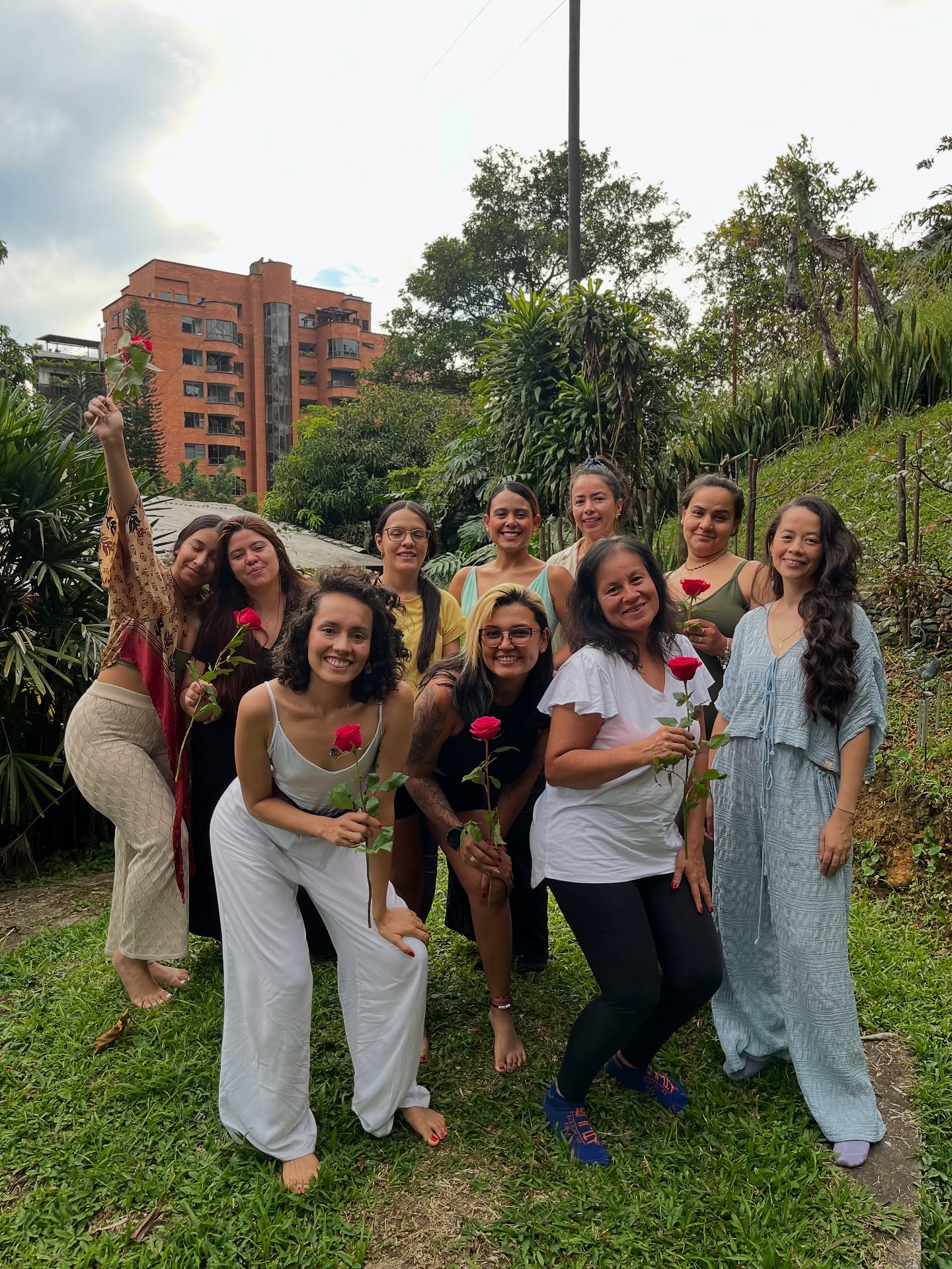 🌹 El domingo vivimos una tarde profundamente femenina.
12 mujeres, 12 cuerpos, 12 corazones abiertos.
Encarnamos, a través del movimiento y la danza, recordamos la suavidad, la sensualidad pura, la dulzura, la receptividad y la confianza de nuestra energía femenina.
Recordamos que ser femenina es habitar el cuerpo y permitirnos sentir.
Que la vulnerabilidad no es debilidad, sino una de nuestras mayores fuentes de poder.
Nos regulamos juntas, nos abrazamos, nos miramos, nos dejamos sostener.
Nos expresamos y nos recordamos que sentir es seguro.
Que ahí, en ese sentir, está la fuerza de lo femenino.
Y desde ahí… nos volvemos más seguras. Más magnéticas.
✨Es una práctica diaria: volver a ti, una y otra vez.
Hasta que tu cuerpo recuerde que puede habitarse con placer, con confianza, con amor.
Gracias a cada una por su presencia, por confiar, por abrir el corazón.
Ustedes hacen que esta magia sea posible. 🌸