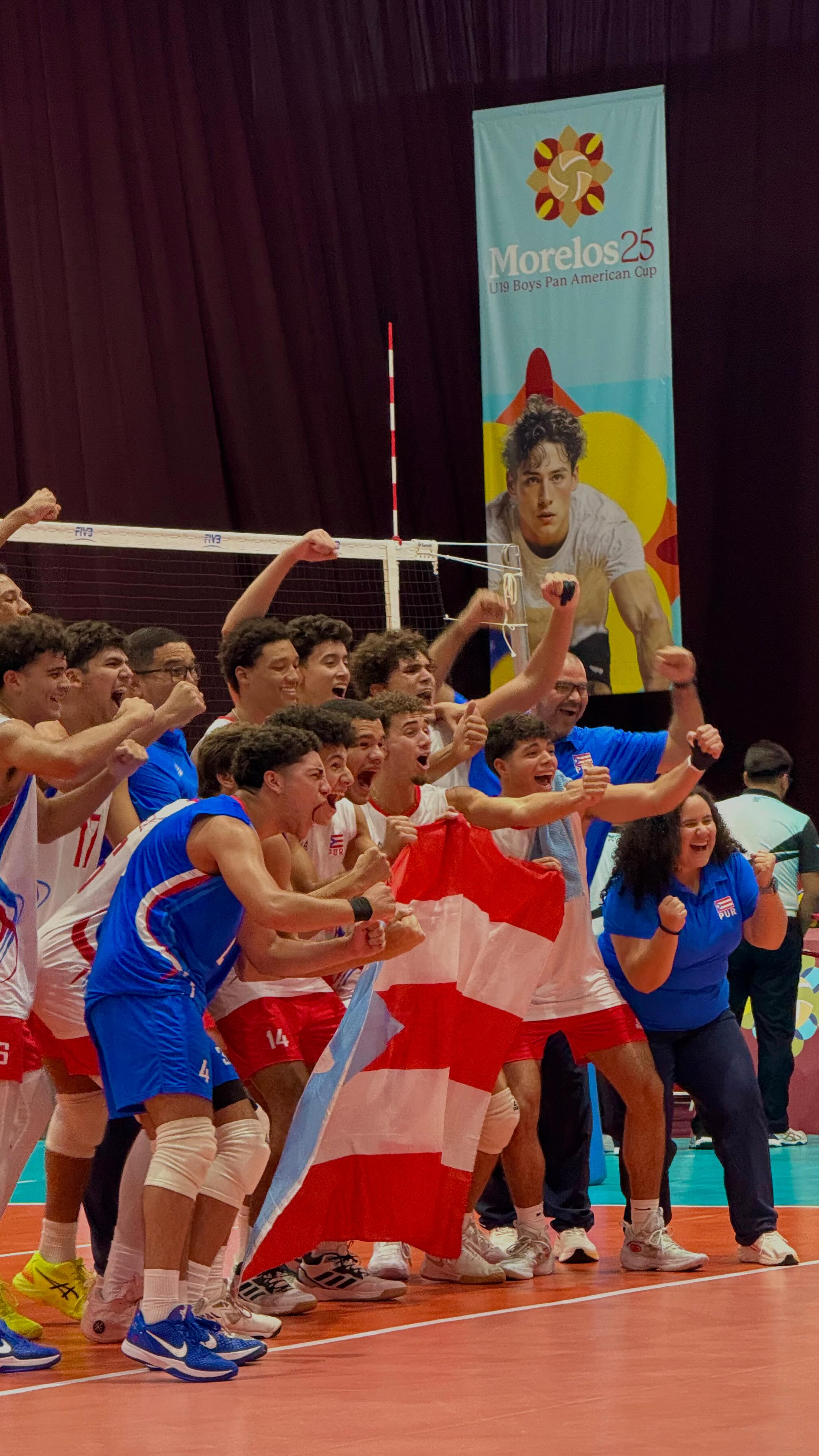 ASÍ CELEBRÓ LA SELECCIÓN DE PUERTO RICO SU GRAN VICTORIA EN LOS PANAMERICANOS DE VOLEIBOL
Tras derrotar a su similar, Chile, Puerto Rico se llevó la victoria y así fue como celebró en el U19 Boys Pan American Cup de voleibol en Cuernavaca, Morelos.
@id_morelos
📸: @paoarcosm
#virtuosomagazine #sports #volkeyball