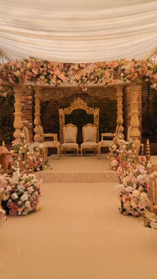 ATUL & PREENA
#weddingplanners #weddingdecoratıons #bride #groom #luxurywedding #indianwedding #indianbride