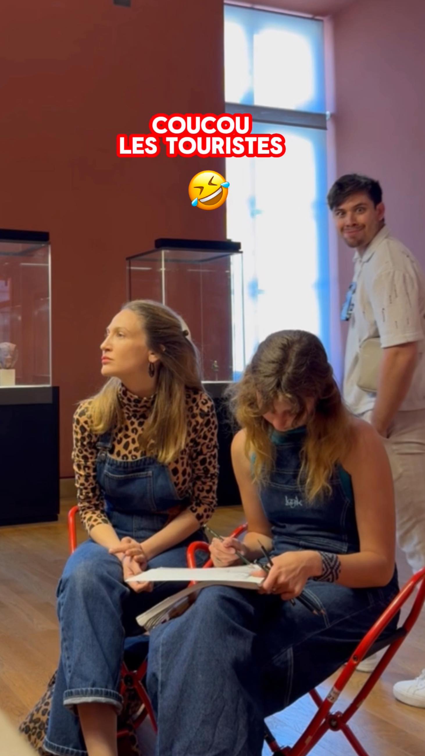 Qu’est ce que seraient les cours de dessin dans les musées sans les touristes !! 😂
Pour clôturer cette année de cours annuel, un petit hommage qu’un touriste m’a offert avec beaucoup de plaisir ♥️🤣
#Joke #Blague #Musée #CoursDeDessin #Dessin #Tourist #2025 #LouvreMuseum #OrsayMuseum