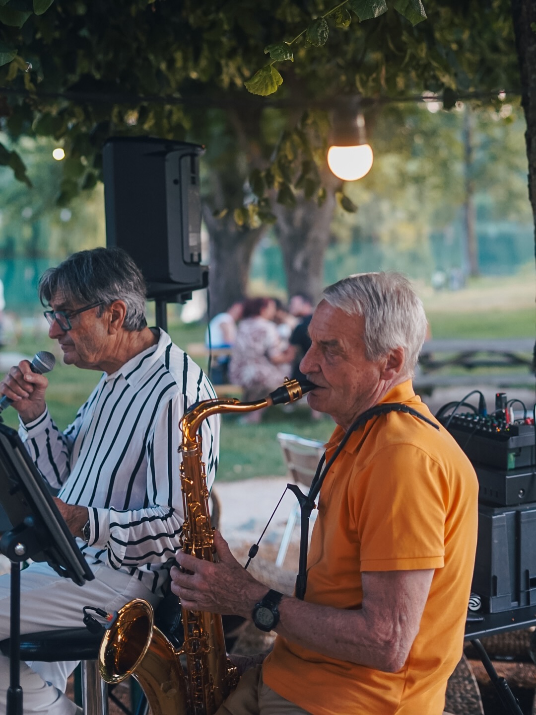 Ce soir c’est le retour du Jazz chez MiMi Plage au Lac de Sede avec notre cher Mister G 🎷
On vous attend nombreux pour une belle soirée musicale et gourmande en perspective 😎
L’équipe MiMi 🤍