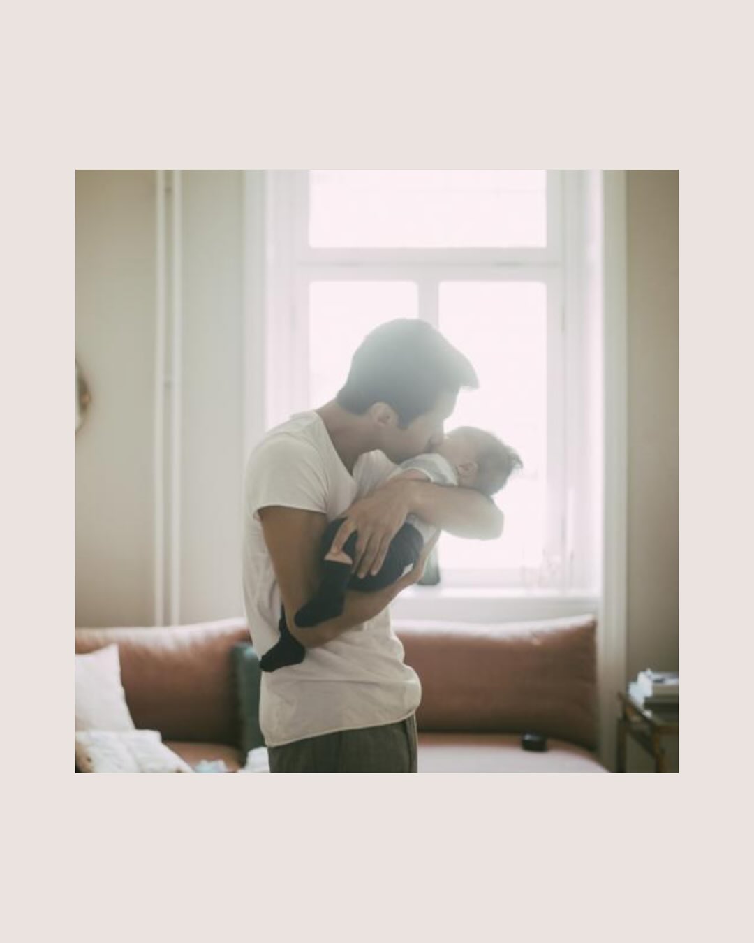 ❤️ Tips tijdens de kraamtijd als partner
- Zorg ook een beetje voor jezelf: eet, rust, praat.
- Maak foto’s en video’s van kleine momenten.
- Probeer ook huid-op-huidcontact met je baby – dat versterkt de band.
- Verwacht geen routine. Alles is nieuw en elke dag is anders.
👨👩👧 De rol van de partner: wat kun je doen?
💪 Ondersteunen
Voor de mama: Help bij fysieke herstelmomenten, mentale steun, en praktische zaken zoals eens koken, kraambezoek ontvangen, of afwisselen met rustmomenten.
Voor de baby: Verschonen, wiegen, dragen, flesjes geven (of ondersteunen bij borstvoeding), badje geven.
📚 Leren
Je leert doorheen de kraamperiode hoe je met je baby omgaat: voeding, slapen, signalen herkennen.
De vroedvrouw is er ook voor jou – stel gerust vragen.
🧹 Regelen
Houd het huishouden mee draaiende. Kleinere dingen als boodschappen, opruimen of wasjes draaien maken een groot verschil!
Beperk of organiseer kraambezoek als dat te veel wordt.