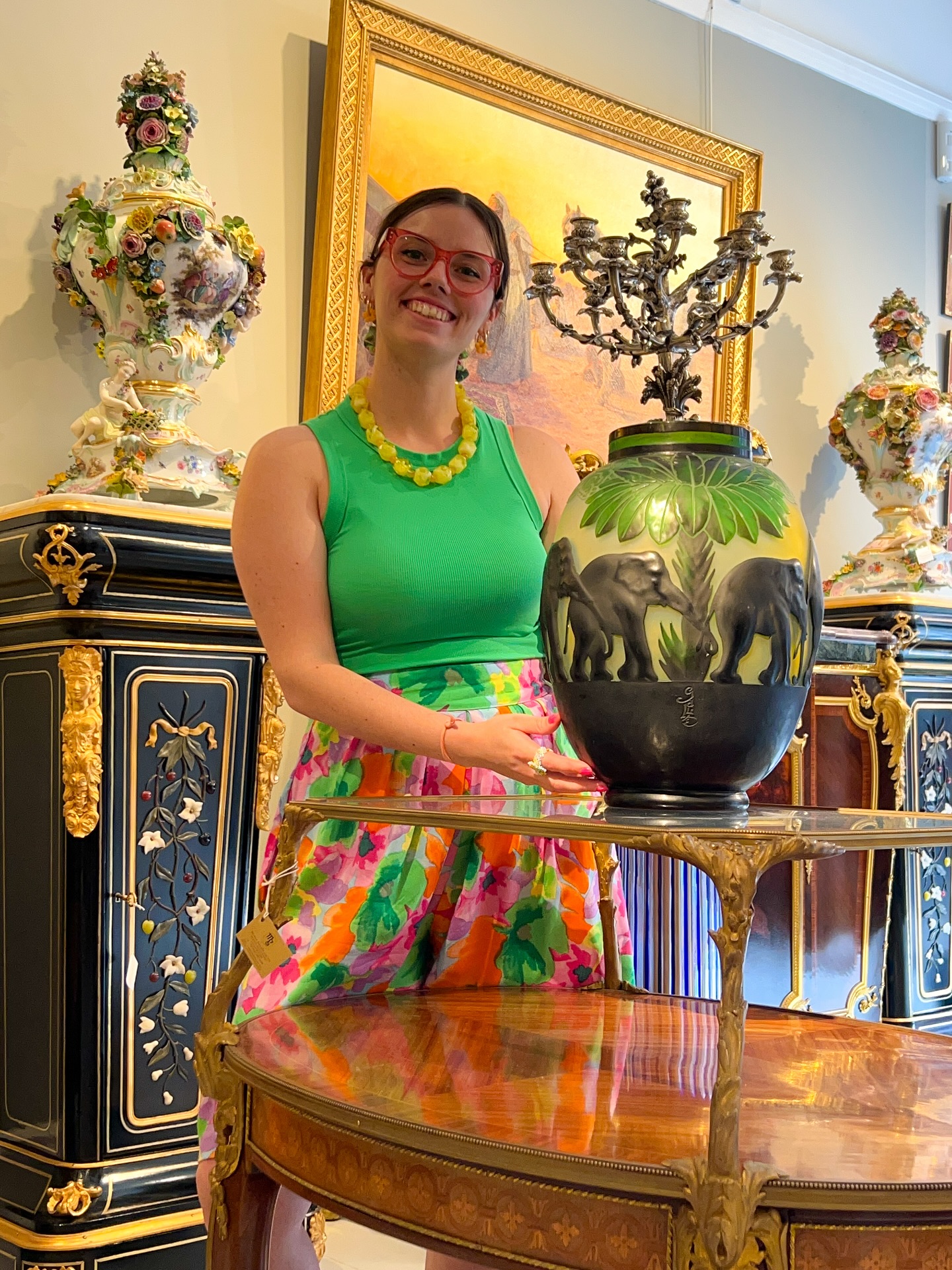 When the outfit matches the antique! 👗🏺
This stunning mold-blown vase next to me shows off the unique Art Nouveau style that was popular in the early 1900s, with its eye-catching palm leaf pattern and repeating animal motif. It was created by Émile Gallé, a leading figure in the French Art Nouveau movement known for turning nature into beautiful glass art. This particular design was made by the Gallé studio for the 1925 Paris Universal Exhibition 😮
•
•
#glass #galle #antique #design #antiqueshop #fashion #antyki #artnoveau