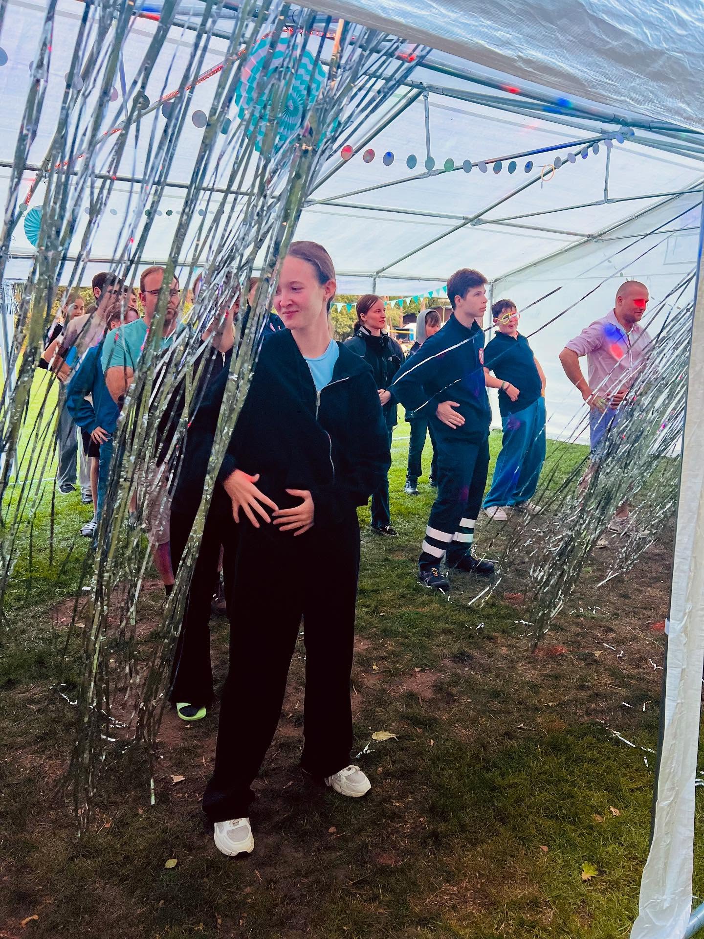 Disco Night 🪩🕺🏻💃🏼
Dienstag Abend hat unsere Lager Disco stattgefunden.
Die Jugendlichen konnten sich aus Knicklichtern ein paar Accessoires basteln und zu ihren Musikwünschen tanzen.👑
Ob Macarena oder Limbo, die Kinder hatten ihren Spaß und die Betreuer natürlich auch.
@jf_awb
@jf.kiho.stelle
@feuerwehr_neuwarmbuechen
@feuerwehr.liekwegen
@freiwillige.feuerwehr.elze
#sommerzeltlager #zeltlager #jugendfeuerwehr #feuerwehr #disco #party #lagerdisco #tanzen #musik #macarena #limbo #betreuer