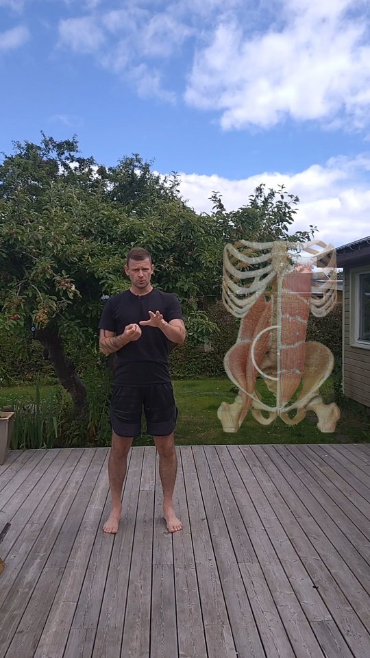 Her kommer row'en som er nr. 2 variant, hvor vi integrerer mere rotation i vores bevægelse 😃
Ved at integrere rotation i vores bevægelser, skaber vi mere -
Dynamik - Stabilitet - Er mere efficiente - Mindre smerter - Bedre vejrtrækning
Sådan kan du begynde at bruge det 😉
1. Start i en neutral position som vist, sørg for at have en aktivering gennem din vejrtrækning i de dybe stabilisatorer samt at forbinde de nedre ribben.
2. Sørg for at du har en stabil, oprejst position i dit bækken og overkroppen
3. Kommer i en lunge position, fokus på vægtfordeling, samt at dreje dig ind i din hofte.
4. Have gerne lidt fokus på i starten at separere arm bevægelsen fra brystkasse rotation, så du virkelig mærker forskellen.
5. Bliv med vægt hvor du er, shift brystkassen lidt over til den side af kroppen hvor du arbejder.
6. Drej dig godt ind i den hofte du arbejder i, det er i det her tilfælde venstre side. Blive i den position.
Din krop er lavet til at bevæge sig funktionelt, det vil sige de måder du bevæger dig på i løbet af hverdagen, er en sammensætning af mange forskellige bevægelser.🕵️
Begynd at bruge disse koncepter i din træning, det giver dig bedre bevægelse, mindre smerter, mere stabilitet og bedre koordination.
Der er flere guldkorn ved at integrere mere funktionelle øvelser i din træning 😉
Ved du hvorfor?
Fordi vi dækker flere bevægelser i en øvelse, som i denne f.eks. ⬇️
LUNGE – ROTATION – ROW
Det sparer dig tid, på samme tid er de pisse sjove 🔥
#biomekanik #row #rotation #funktioneltræning #holisticcoaching #århus #breathing #performance #smertefri #balance #gaitcycle #bevægelse #københavn