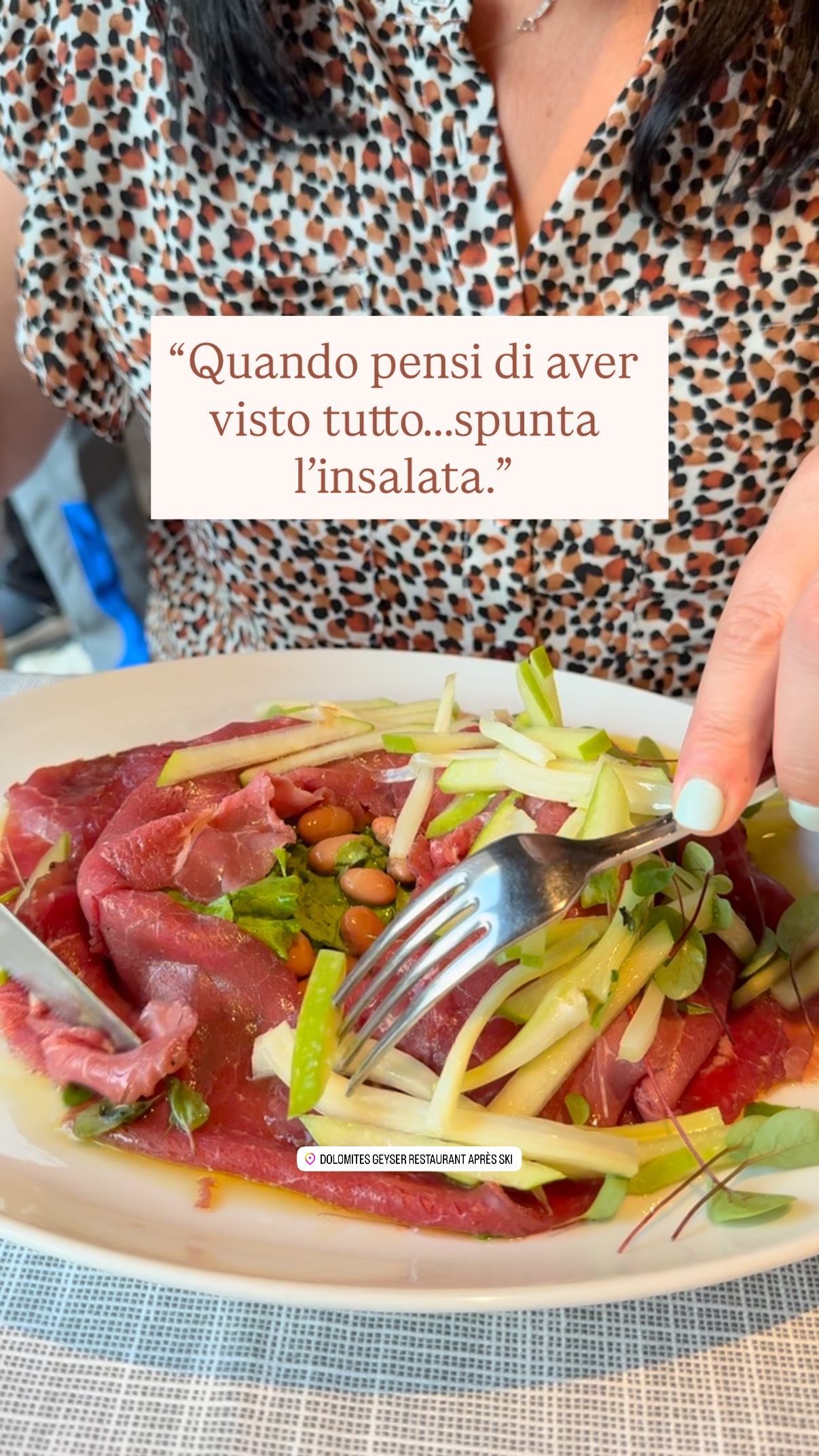 E invece no, non era solo carne salada con mela verde.
Sotto c’è un mondo: fagioli, insalatina fresca e tanta voglia di stupire.
Un piatto che sembra semplice…
ma ti frega al secondo strato.
L’unico modo per capire? Assaggiarlo.
#dolomitesgeyser
Pozza di Fassa
Ristorante Val di Fassa