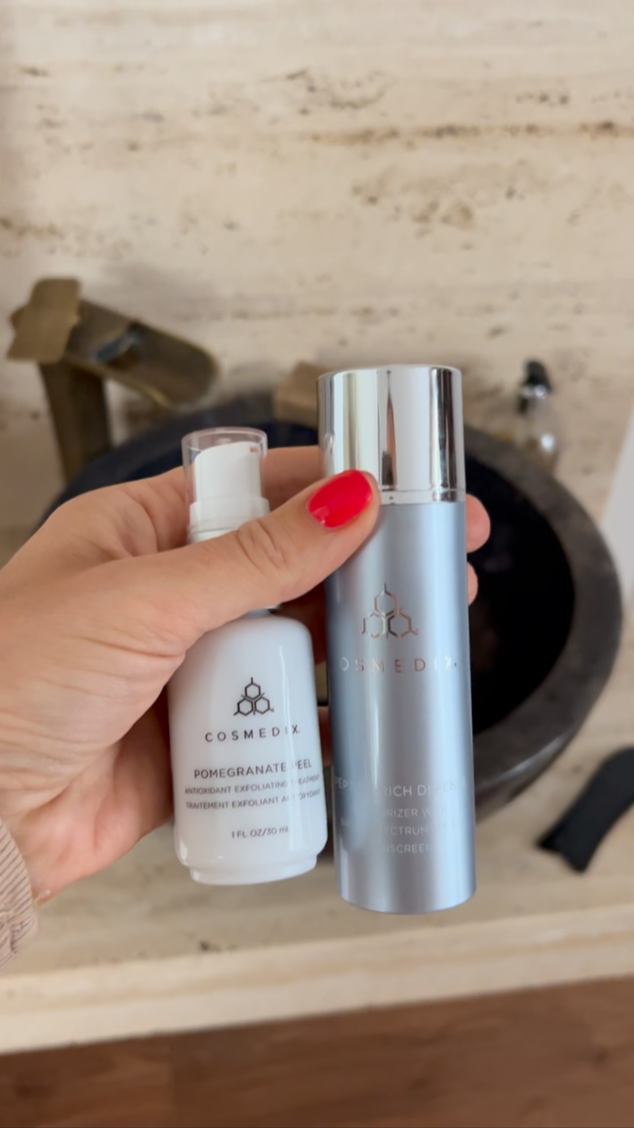 Metabolický peeling😍 Level 1
Zamilujete se do své pleti a to díky chirálně korektním ingrediencím a vysoce účinným botanickým látkám.🤩
klíčové aktivní látky:
• 15% kyselina mléčná
• Enzymy z granátového jablka
• Resveratrol - antioxidační a protizánětlivý
• EGCG - silný antioxidant který předchází problémům z UV záření
Ošetření omlazuje, vyhlazuje, pomáhá regenerovat pleť poškozenou sluncem, hyperpigmentací, chrání pleť před poškozením volnými radikály a zvyšuje hydratační faktor v kožních buňkách.
Je léto, čas péče o sebe, a proto nabízím 10% slevu na toto ošetření + kombinaci působení studené plasmy Dr.Platon pro znásobení efektu! Jen u nás v akci do konce srpna!❤️