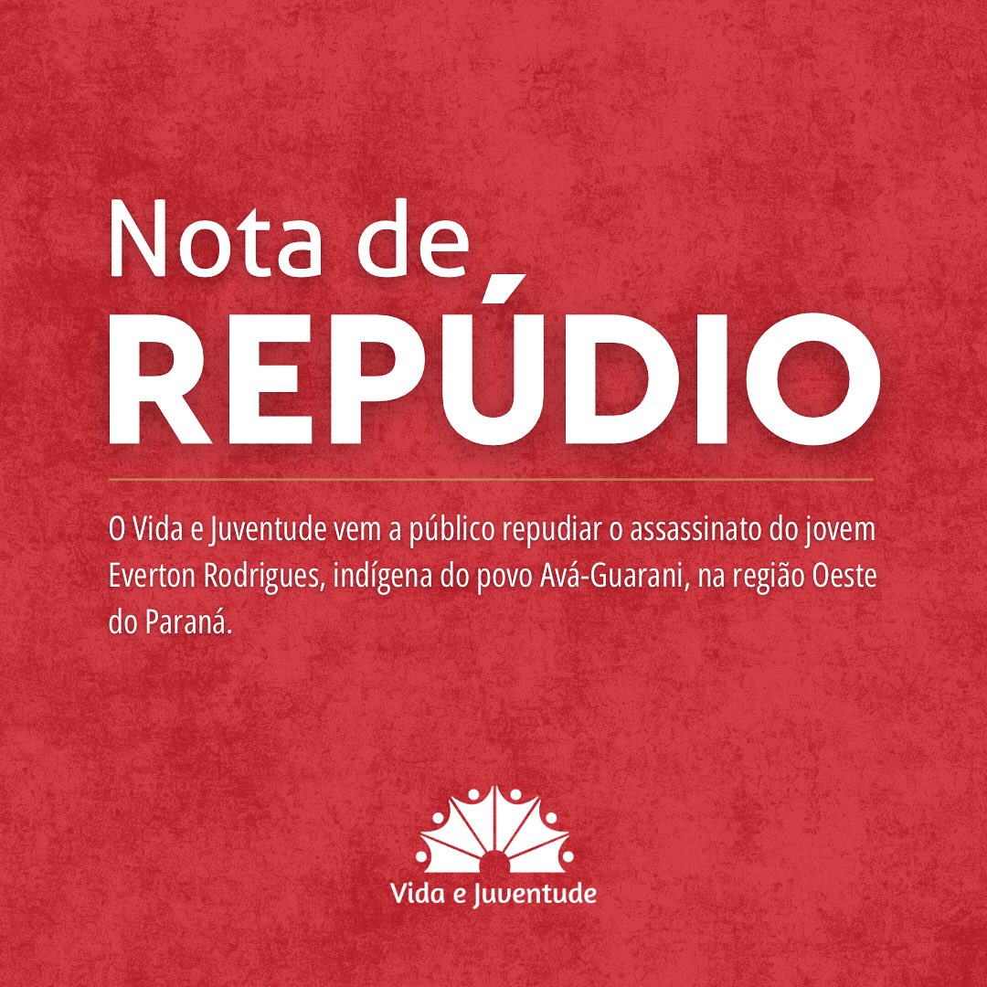 📜 NOTA DE REPÚDIO
O Vida e Juventude vem a público repudiar o assassinato do jovem Everton Rodrigues, indígena do povo Avá-Guarani, na região Oeste do Paraná.
O Centro Popular de Formação da Juventude – Vida e Juventude, organização da sociedade civil responsável pela execução do Programa de Proteção aos Defensores de Direitos Humanos, Comunicadores e Ambientalistas (PPDDH) em âmbito federal, manifesta seu profundo pesar e veemente repúdio pelo brutal assassinato do jovem indígena Everton Rodrigues, da tekoha Yvyju Avary, no município de Guaíra (PR), região Oeste do Paraná.
O crime, marcado por extrema violência, expressa de forma inaceitável o agravamento da violência contra os povos originários que resistem e lutam pela retomada de seus territórios tradicionais.
Neste momento de dor, o Vida e Juventude se solidariza com os familiares, amigos, parentes de Everton Rodrigues e todas as comunidades Avá-Guarani do Oeste do Paraná, especialmente aquelas que sofrem ataques por defenderem o direito ancestral à terra, à cultura e aos modos de vida.
Reiteramos a urgência de uma investigação célere, rigorosa e independente, com identificação e responsabilização dos autores deste crime bárbaro. É imprescindível que as autoridades atuem com inteligência, rapidez e sensibilidade para prevenir novos ataques, garantindo condições reais de segurança para quem segue na linha de frente na defesa dos direitos humanos, da justiça e do território.
Nenhuma ameaça silenciará a luta ancestral dos povos indígenas por justiça, dignidade e pelo direito ao território.
Vida e Juventude
Brasília, 13 de julho de 2025