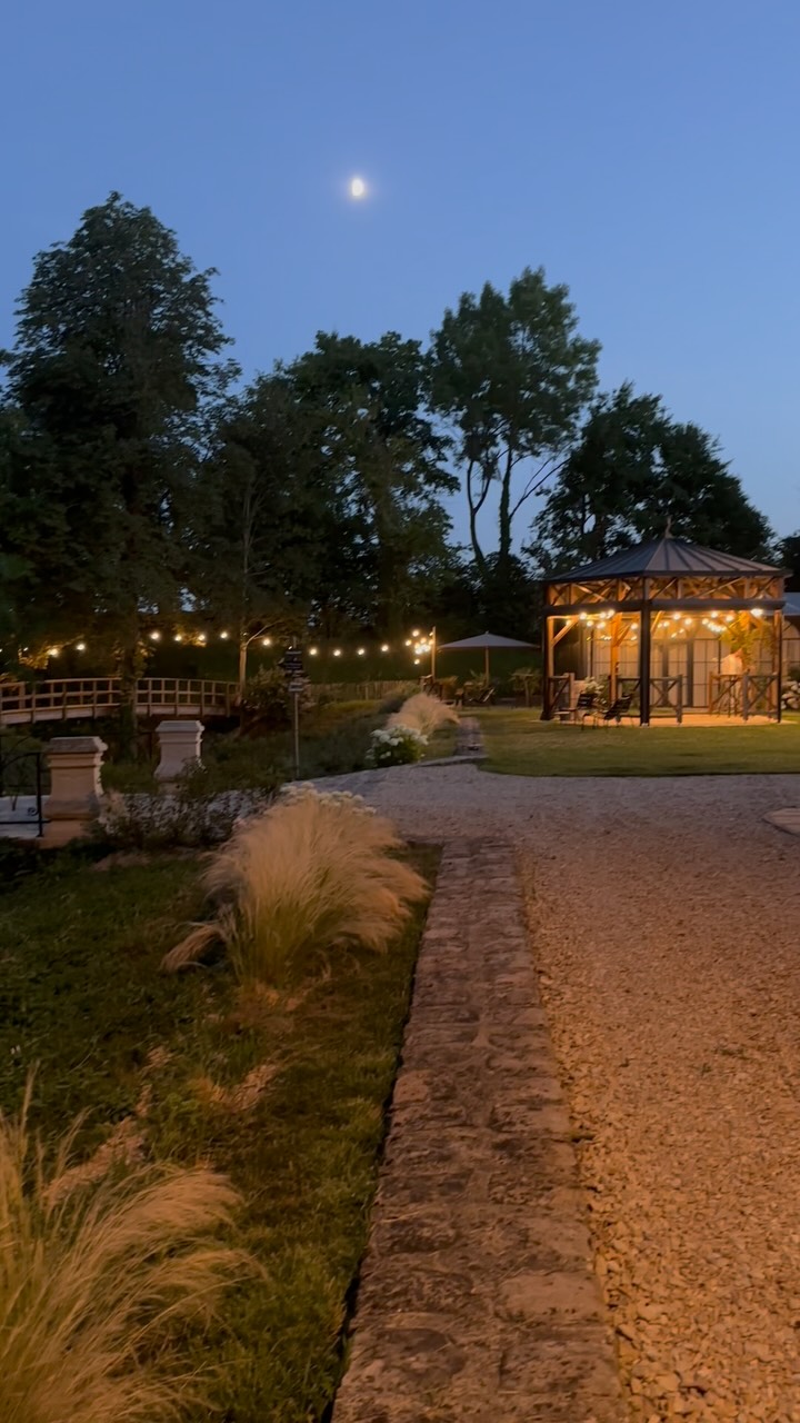 Marion & Hugo
———
Un dîner intimiste le vendredi soir sur la terrasse de l’orangerie. Tout au feu de bois signé Quentin @wildcookvaugency pour lancer ce grand week-end avec douceur.
Anastasie de @unpetitbonheurdeviendragrand et son équipe ont créé une décoration à leur image : délicate, raffinée et pleine de sens.
Un vin d’honneur convivial avec les ateliers, un dîner généreux, puis un brunch dominical imaginé par Julie & Cédric des @lescocottesenscene
Marie-Hélène @mariehelene_madameb & Fifi @philmaker_weddingstoryteller se sont régalés avec 3 jours de fête et de partages.
Et pour faire vibrer les cœurs jusqu’au bout de la nuit, Florian de @amsagency.fr a mis le feu au dancefloor.
Beaucoup de douceur, énormément d’amour…
Merci Marion, merci Hugo pour votre confiance et votre douceur 💚 on a adoré vous accueillir.
.
.
Photos @mariehelene_madameb
Vidéo @philmaker_weddingstoryteller
Dîner vendredi :@wildcookvaugency
Vin d’honneur, dîner et brunch @lescocottesenscene
Décoration, fleurs et organisation @unpetitbonheurdeviendragrand
Musique et animations @amsagency.fr
.
.
.
.
.
.
#domainedevaugency #lieudereceptionmarne #mariage2025 #weddinginchampagne #mariageecoresponsable #mariageenchampagne #mariagenature #lieudereceptionmariage #lieudereceptionchampagne