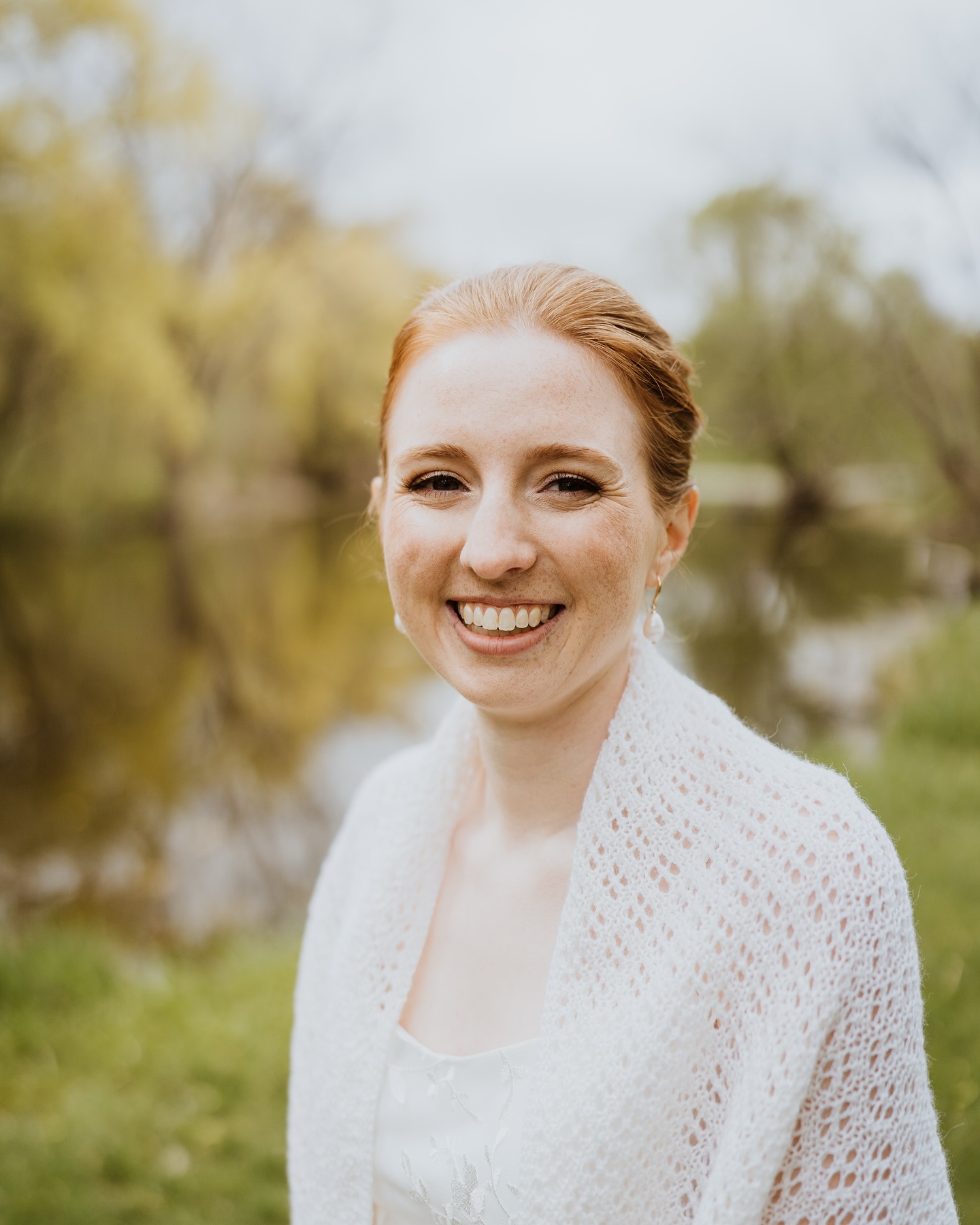 Bridal beauty isn’t just about the makeup—it’s also about the energy in the room. ✨
One of the most important (but often overlooked) parts of my job is creating a calm, positive environment while getting ready. Your wedding morning sets the tone for the whole day, and having the right people around you makes all the difference.
The vibe matters just as much as the look. When you feel good, you look even better 💕
📸 @carleyteresa
#bridalbeauty #bridalmakeup #bridalmakeupartist #ottawamakeupartist #makeupartist #makeup #jbmakeupartist #jbcosmetics