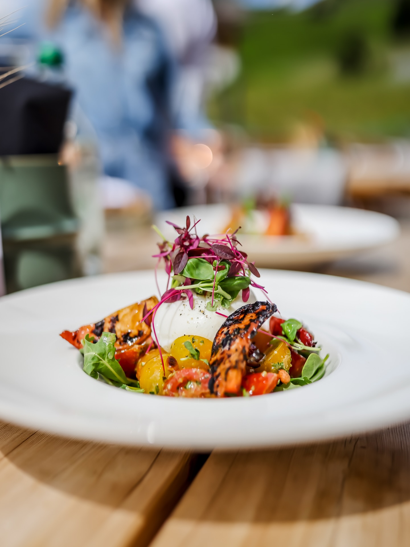 StüvaArosa - Sommeredition
Burrata - Pfirsich - Tomate - Basilikum
@chillipicturesbali
#stüva #arosa #stuva #arosalenzerheide #sommeredition #simplefood #berge #schweizerberge #swissmountains🇨🇭 #graubunden #bündnerland