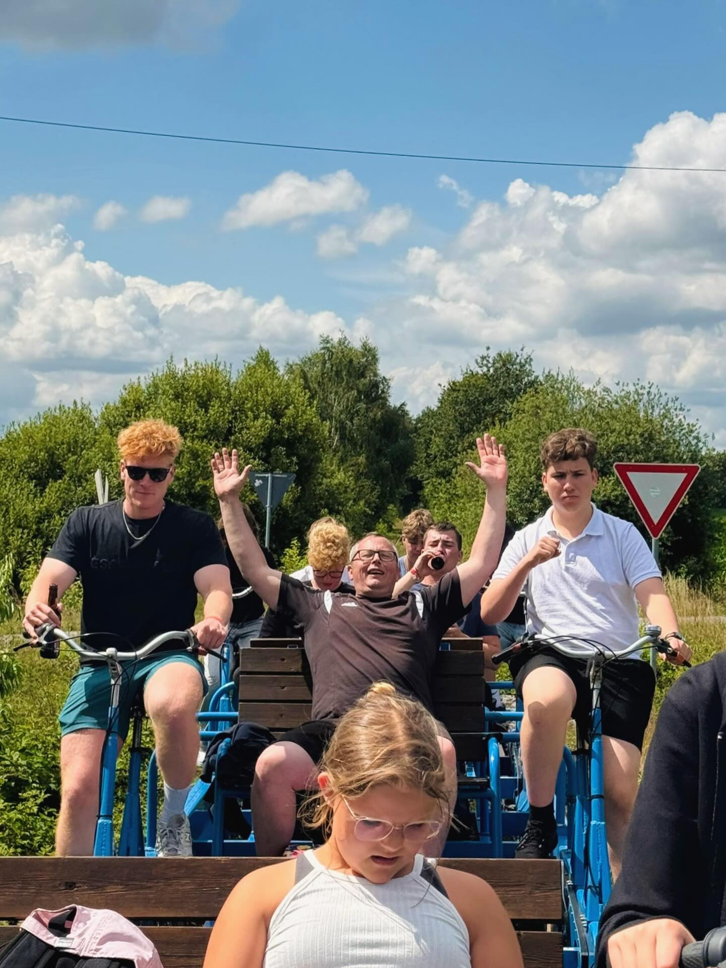 Tag 5 📆
Am Mittwoch hatten die Feuerwehren den Tag zur freien Gestaltung. Die Jugendfeuerwehren der Feuerwehr Isernhagen und Liekwegen haben sich fürs Kanu fahren entschieden. 🛶Die Feuerwehr SoWiWü sind mit Rädern über Schienen gefahren 🚲 und die Feuerwehr Elze war mit ihren Jugendlichen im Heidepark Soltau. 🎢
Das Wetter hat zum Glück mitgespielt und so konnten die Kinder den Abend im Zeltlager noch zusammen genießen.☀️🍦
@jf_awb
@jf.kiho.stelle
@feuerwehr_neuwarmbuechen
@feuerwehr.liekwegen
@freiwillige.feuerwehr.elze
#sommerzeltlager #zeltlager #jugendfeuerwehr #feuerwehr #kanu #kanufahren #aller #rad #heidepark #achterbahn #heideparksoltau #sonne