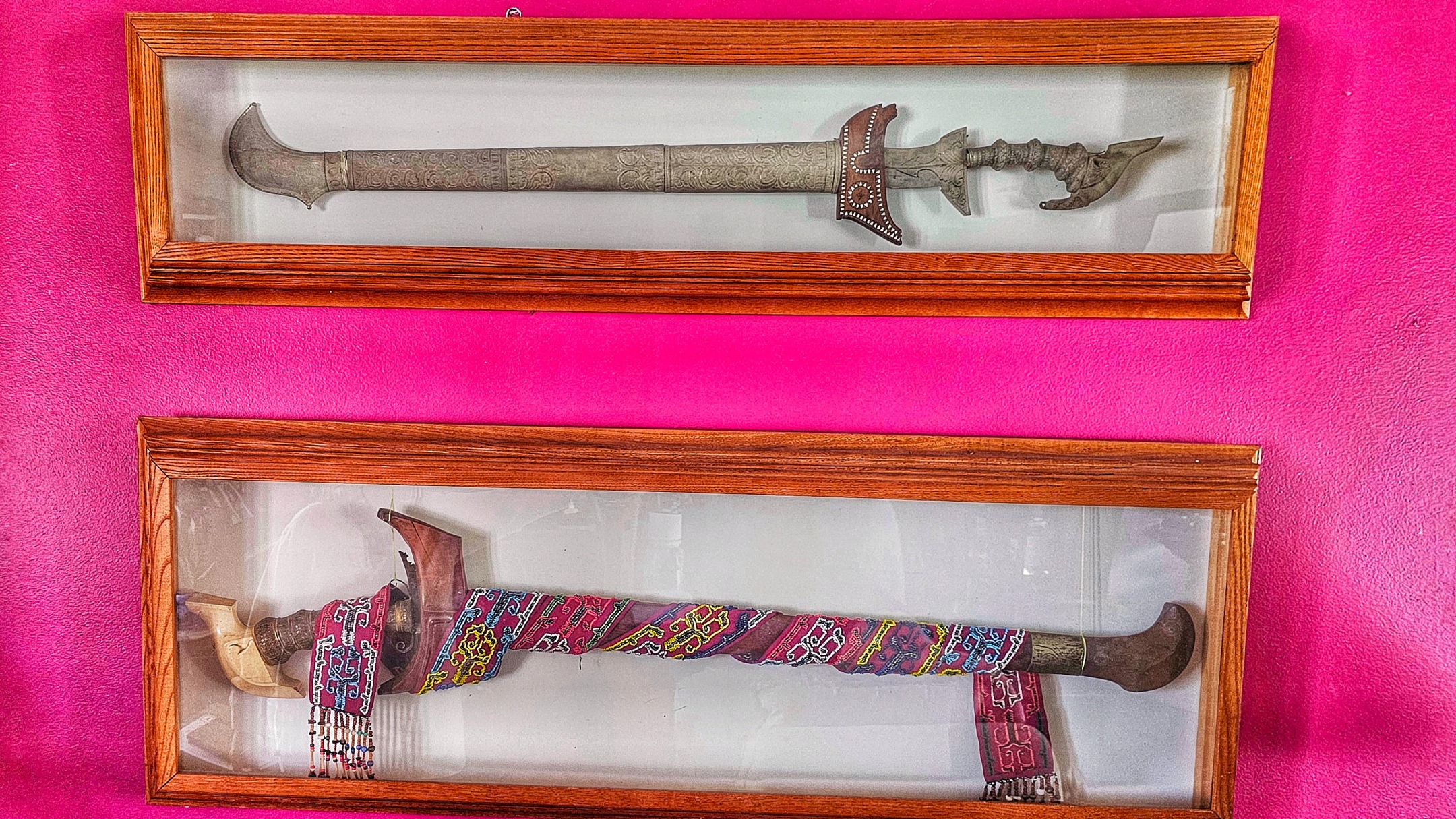 This Kris sword might seem ordinary, but in the 1900s, it was a potent emblem of survival, social standing and cultural pride in the face of external pressures. While researching for my novel, I discovered how such objects shaped the lives of people like my character, Omar.
Can you guess how this appears in the story? #HistoryUnearthed #WritingInspiration