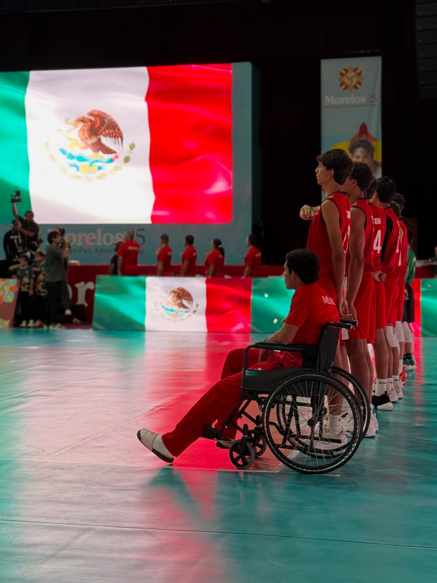 ¡MÉXICO LISTO PARA APOYAR A SU PAÍS EN LA GRAN FINAL DE LOS PANAMERICANOS DE VOLEIBOL!
Estamos a unos minutos de que inicie la gran final entre México y Estados Unidos del U19 Boys Pan American Cup que se celebra en Cuernavaca, Morelos.
📸: @paoarcosm
@id_morelos
#sports #voleibol🏐 #deportes
