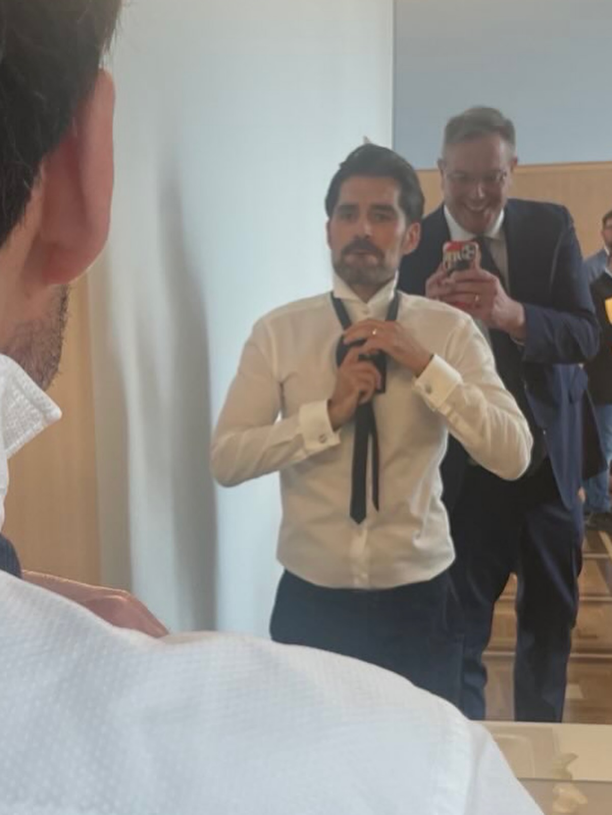 Wir haben Ja gesagt. Er hatte mich gefragt.
Seitdem sind wir noch enger miteinander verbunden - in der Regierung, im Parlament, in der SPD, persönlich.
Mit Freude, Verstand und Klarheit.
Ein Jahr ist nun Alexander Schweitzer unser Ministerpräsident. Er macht seinen Job wahrlich gut und hat gleich zu Beginn seiner Amtszeit was Wahnsinniges geschafft: er kann sich Beamen oder Klonen. Denn er ist überall im Land präsent, mit Menschen im Austausch und gleichzeitig auch immer ansprechbar, wenn es um gute Entscheidungen in Mainz für die Menschen in unserem Land geht.
Danke, Alexander.
#alexanderschweitzer #rlp #sventeuber #trier #mainz #trierimlandtag