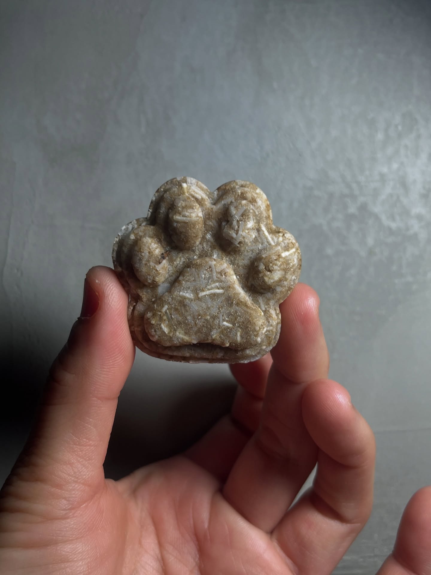 很多人 問我 最近粉絲團怎麼都不更新
還是~發生什麼事?
其實 Junny最近 在忙做皂 打工 還有如何讓我們的保加利亞商品得到 最大的功效
因為我們代理的品牌 幾乎都講求、『高品質』還有努力的綠色環保
(但畢竟 商品需要時間去感受)、於是我就興起把商品加入“冷製皂”
跟洗髮皂餅的這個念頭
第一 讓顧客 可以很快接觸跟感受
第二 我本身因為好討厭噱頭 還有唬爛 不如 拿我自己實驗
(我當當新冠疫苗白老鼠了 沒差這次了啦🤣🤣🤣)
第三 腳特車設計師兼網站工程師 最近因為沒出國工作
所以只好叫他去打工(不然 在家要幹麻???)
第四 我超討厭做人設 要經營自媒體,粉絲團,line
這些如果要點擊率高 就要有腳本 或是砸錢買廣告
對~成本真的很高 那把成本拿來回饋客人不是更好嗎?
我希望看到這篇的人 知道我們還是好好的活著
畢竟 這些我自己深愛的產品 都是非常純淨跟自然
當然官網 還有LINE官方 還有保加利亞煮婦的LINE群組
都還正正常常的真人對話🤓🤓 都可以詢問 或 訂購商品
所以請大家千萬 不要放棄我們喔!
順便告訴大家一個消息 我們的商品 進口政府都會要求MSDS
(MSDS 是Material Safety Data Sheet 的中文,通常被稱為物質安全資料表)以前都一直沒講!
所以 大家更可以安心購買
