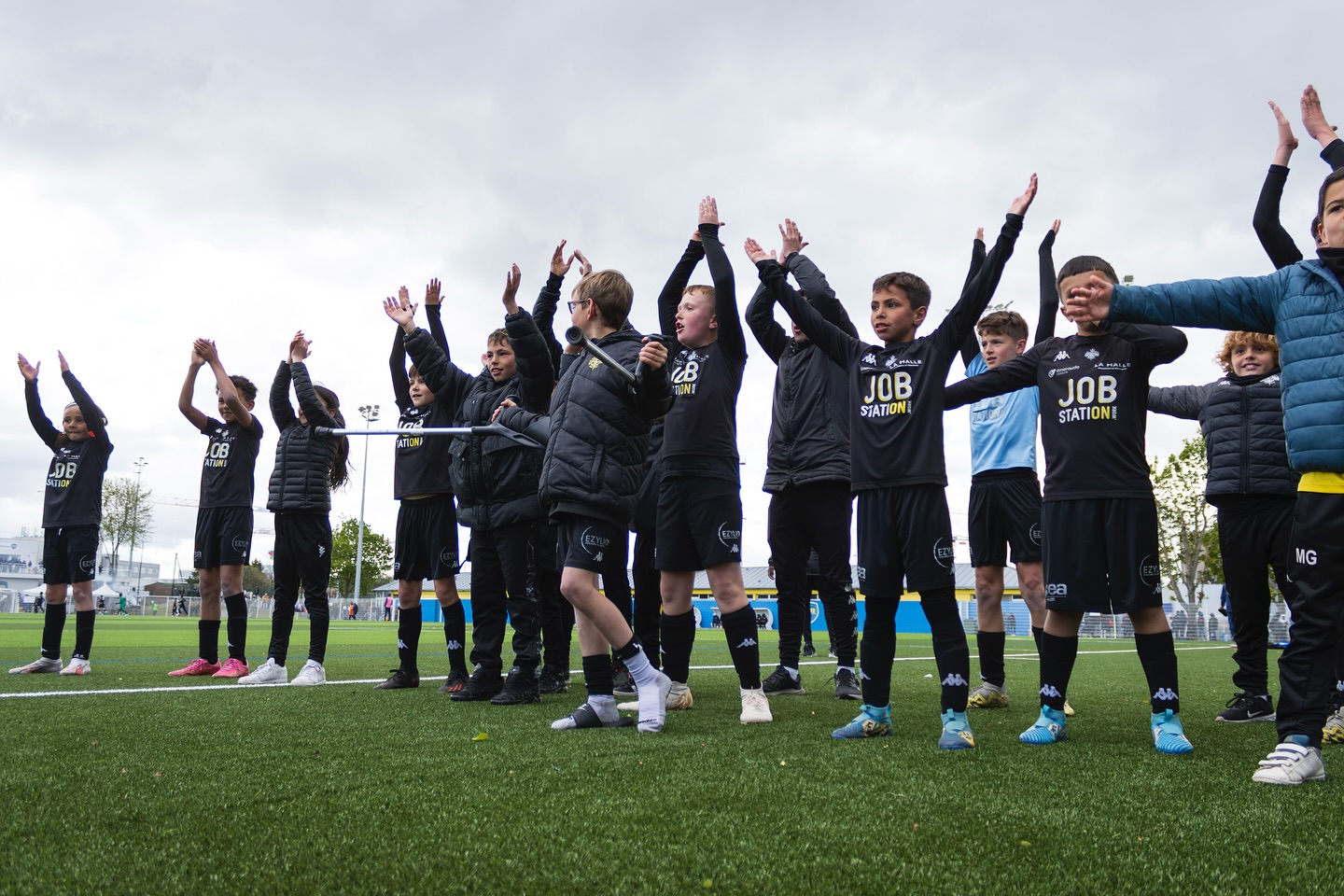 Des sourires, des cris, des bras levés…
La magie du football en un instant.
Focus sur l’émotion.
Focus Sport Club.
.
.
.
#FocusSportClub #TournoiJeunes #FootballPassion #JoieCollective #PhotographieSportive #SportEnfants #ÉmotionSportive #FootJeune #SouvenirsDeMatch #JobStationFC #VictoireEnsemble