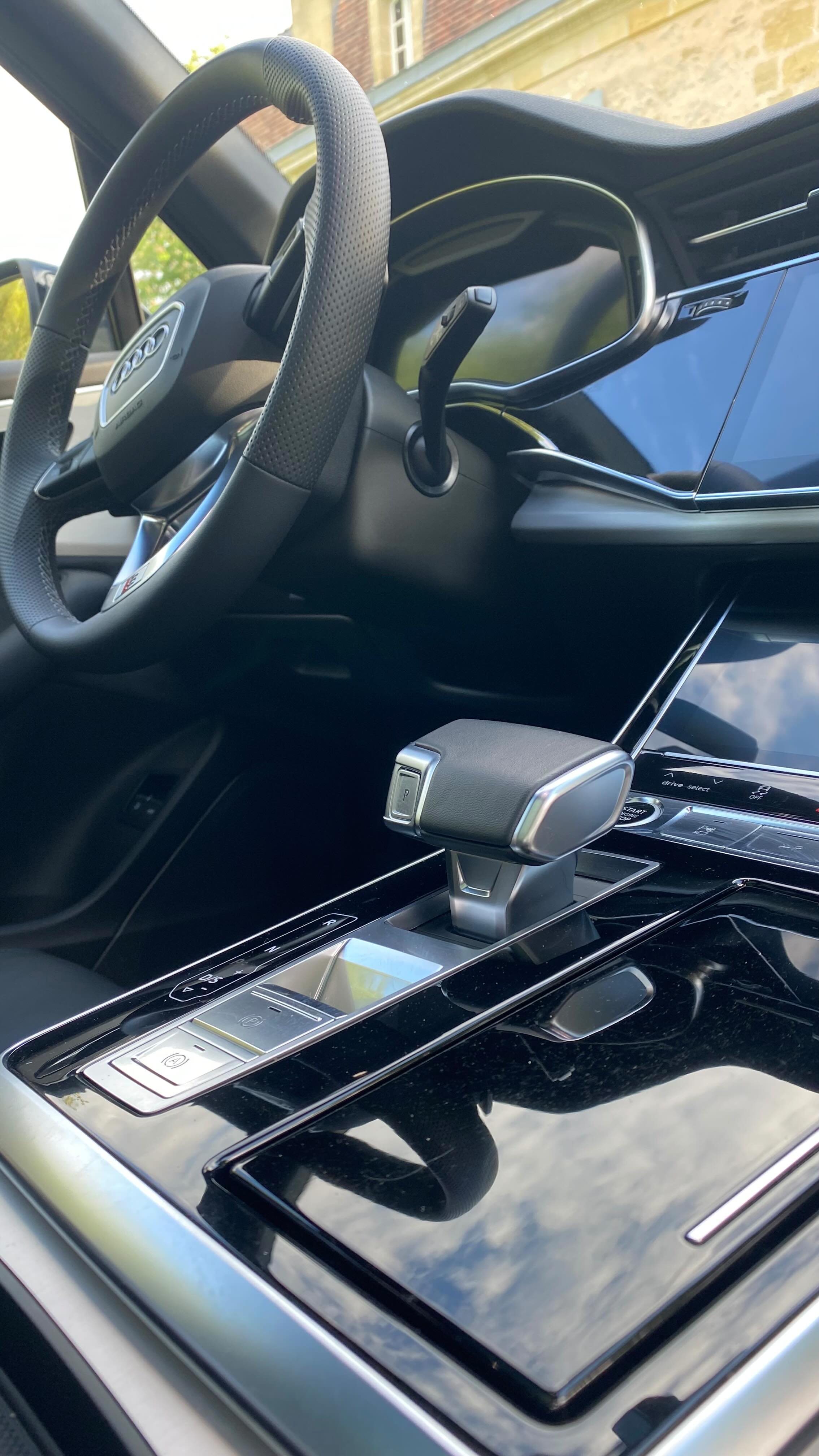 🚙💎 Audi Q7 – Nettoyage Intérieur & Extérieur : le confort et l’élégance retrouvés.
Ce SUV haut de gamme méritait un service à la hauteur de sa prestance.
Iron Clean est intervenu avec une prestation complète, pour un résultat net et soigné, dedans comme dehors.
🔹 Extérieur :
✅ Prélavage à la mousse + lavage manuel
✅ Jantes nettoyées en détail
✅ Vitres et finitions extérieures brillantes
✅ Séchage à la main pour zéro trace
🔹 Intérieur :
✅ Aspiration profonde de l’habitacle et du coffre
✅ Détachage ciblé des tissus et tapis
✅ Plastiques nettoyés et ravivés
✅ Vitres intérieures + ambiance purifiée
💬 Résultat : un Q7 qui retrouve son éclat, son confort et son standing.
Parce qu’un véhicule premium mérite un entretien à la hauteur.
📍 Intervention à domicile – secteur Saint Michel de Rieufret, Bordeaux Sud
📲 Réserve sur www.ironclean.fr
📞 06.83.60.17.54
#lavageauto #detailing #cardetailing #gironde #ironclean #avantapres #nettoyageauto #autodetailing #cardetail #caredetail #audi #audiq7slinequattro #audiq7