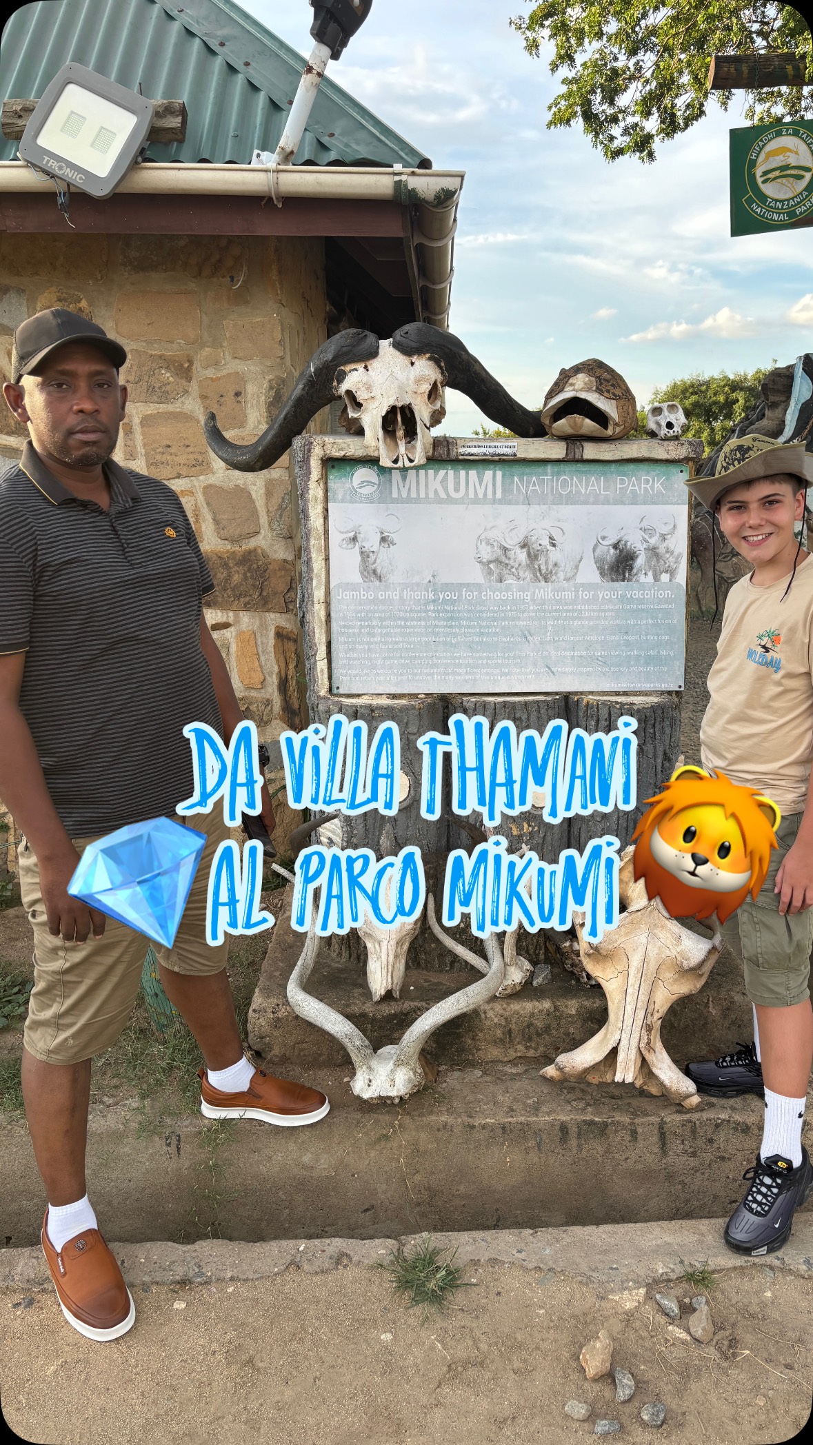 🌿 Non è il solito post safari.
Oggi vi raccontiamo il viaggio, quello che da Villa Tamani vi porta fino al Parco Safari Mikumi. 🚐⛴️🚙
Soggiornare a Zanzibar significa vivere anche l’emozione di un vero safari: da Villa Tamani potete partire comodamente, con una guida di fiducia, per un’avventura che attraversa il mare 🐬
🗺️ Traghetto, treno e auto: un viaggio completo, sicuro e più economico, che vi porta dritti tra gli animali.
📍 Villa Tamani si trova in una posizione strategica, perfetta per esplorare.
E per chi preferisce la velocità, c’è anche l’opzione del volo interno ✈️
Alla fine vi mostriamo qualche scena dal parco… ma è il viaggio stesso a essere parte della magia. ✨
Prenota ora il tuo soggiorno da noi 💎 www.villathamani.com