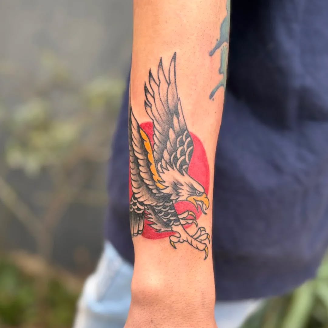 Força e coragem para prosseguir 🦅
Tatuagem estilo Old School realizada na @inked.house