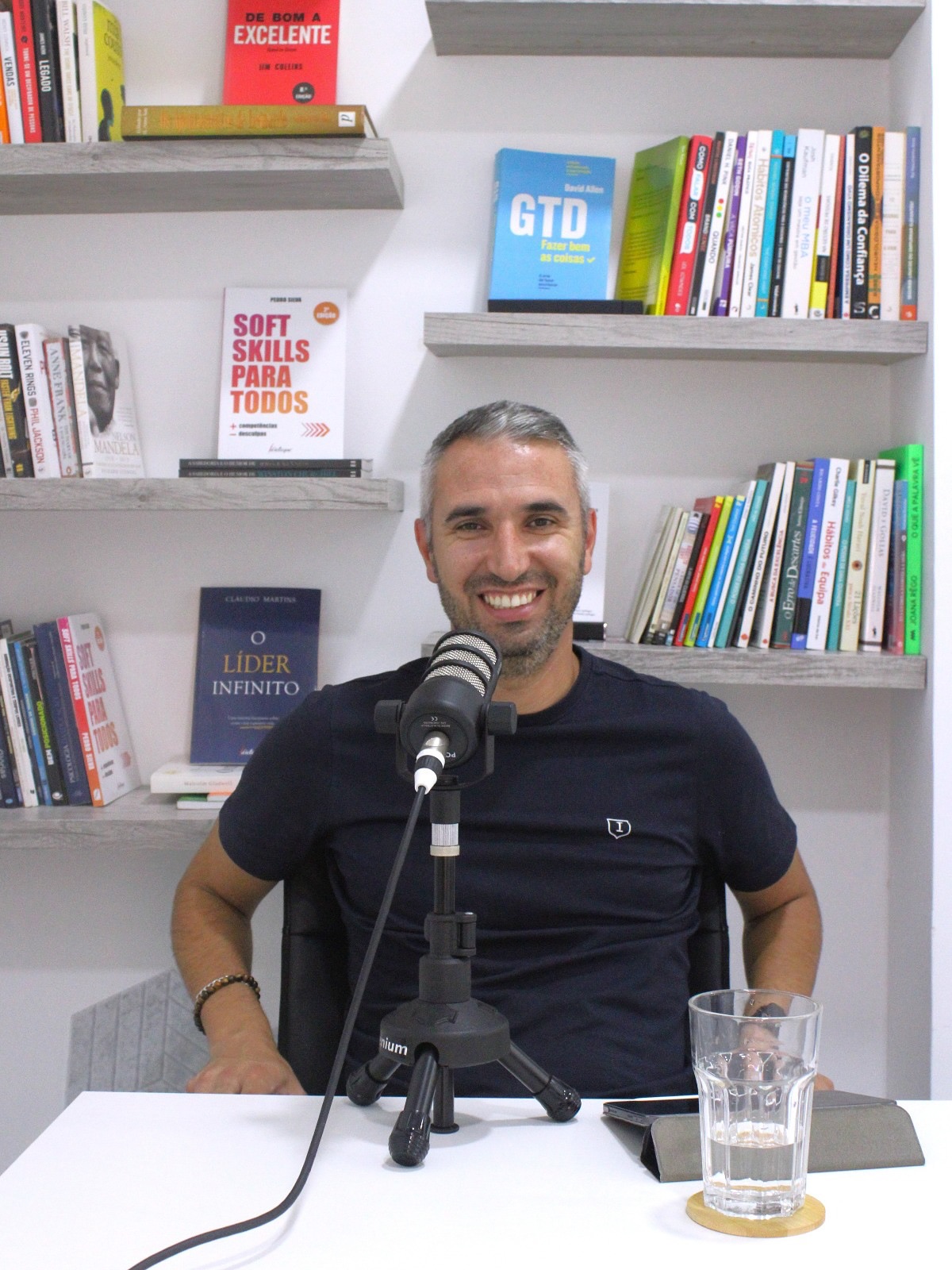 Para fechar o projeto do podcast, decidi gravar a solo um Episódio extra - do livro ao podcast 🎙️
Conto como foi escrever o livro e o pós lançamento, partilho algumas curiosidades e levanto o véu sobre o que se segue. Estará disponível amanhã, a partir das 7h00, no Spotify e Apple Podcasts. Este será mesmo o último 😊
A quem ouviu e partilhou até então, o meu sincero obrigado! 🧡