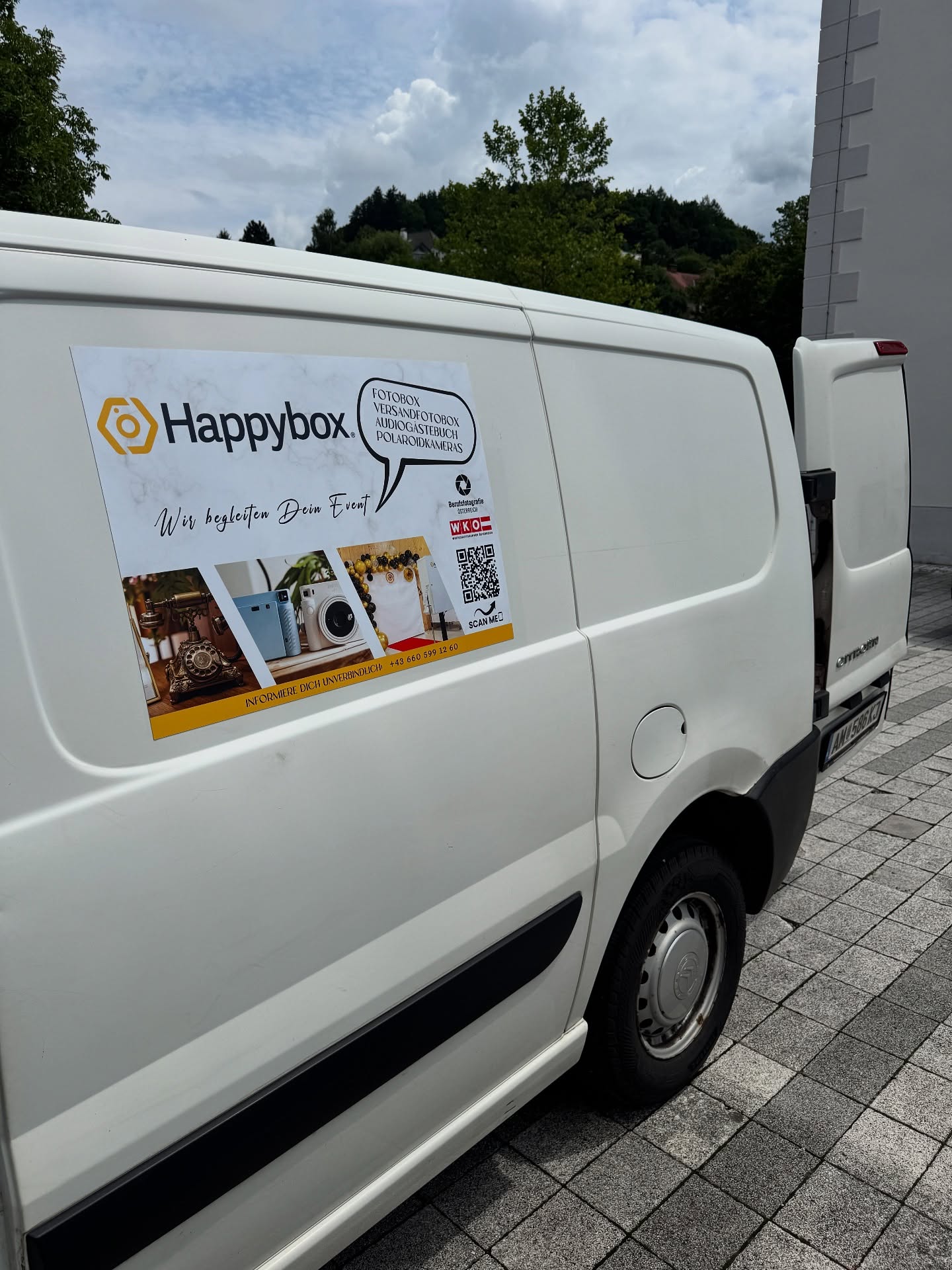 📸 Happybox unterwegs! 🚐✨
Unser Firmenwagen hat ein brandneues Look-up bekommen – und wir könnten nicht HAPPIER sein! 😍🎉
Ab sofort erkennt ihr uns schon von weitem – bunt, verspielt und vollgepackt mit allem, was unsere Fotobox und Co. zu bieten hat! 📷💃🕺
🎈 Ob Hochzeit, Geburtstag oder Firmenevent – wir bringen die gute Laune direkt zu euch! Unser neues Branding zeigt: Wir stehen für Spaß, unvergessliche Momente und jede Menge WOW-Effekte! 💥📸💖
Wenn ihr uns seht – winkt! 👋 Vielleicht ist Happybox schon bald auf dem Weg zu eurem Event! 🎉🚚
#happybox #fotoboxösterreich #fotoboxmieten #eventdienstleister #hochzeit2026 #geburtstagsparty #eventplanung #brandinglove #photoboothfun #firmenbranding #mobilemoments #gutelauneaufrädern