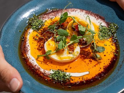 Depuis quelques semaines vous avez du pouvoir les tester la carte estivale a fait son apparition. N’hésitez pas à nous dire ce que vous en pensez!
On est la pour vos breakfast, lunch, brunch, goûter et vos cafés bien sûr 😉.
À très vite 🙌
Photos @studiocraime
#lyonfood #brunch #lunch #breakfast #coffeeshop #veggie #veganfood #summer