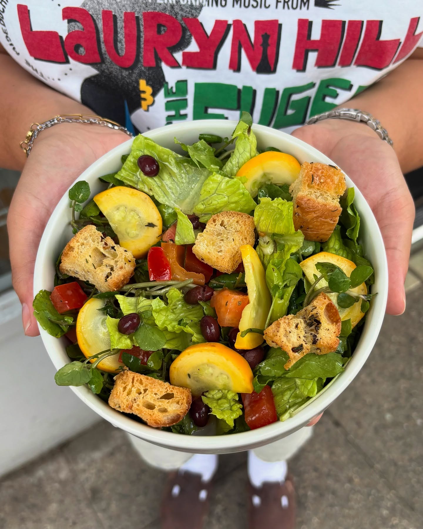 Oh what’s that? It’s only the newww House Salad! And yes, it is vegan 🙂↕️ get into the details 👇
Lettuce and watercress, bell pepper, yellow courgette, heritage tomatoes, black beans, scallions, foccacia croutons, w/ a mint french dressing 🥗💛