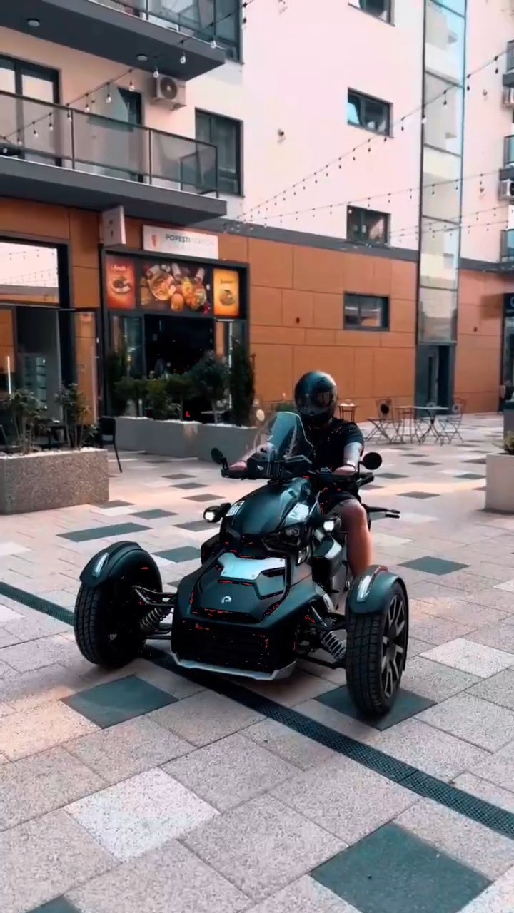 Nu e doar o plimbare.
E starea aia când simți asfaltul, controlul, și lumea se oprește o secundă să se uite.
Can-Am Ryker te scoate din rutină și te pune înapoi în filmul tău.
⚡ E stil, e libertate, e Moovy.
Fă-l să fie ride-ul ăla.
Rezervă și tu.