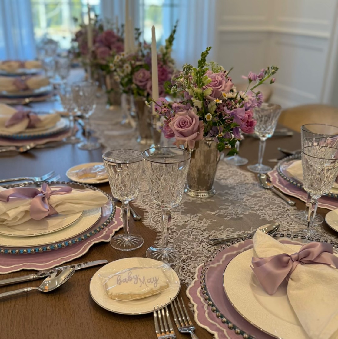 A monochromatic lavender moment ๐
#babyshower #tabletop #tabledesign #lavendar #monocromatic #monochrome #eventdesigner #floraldesigns #florist