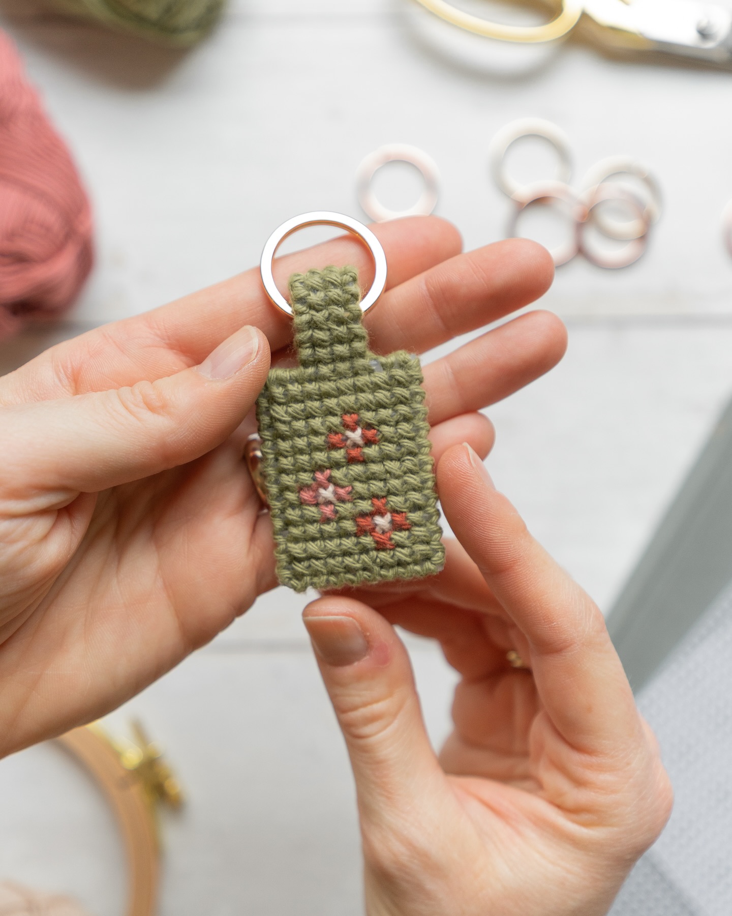 Kreuz & Quer bestickt 📙🪡
Am 8. August ist es endlich soweit! In meinem neuen Buch zeige ich euch die Vielfalt des Kreuzstichs. Anhand von 12 kreativen und abwechslungsreichen Projekten – von Kleidung und Accessoires bis hin zu Möbeln und Haushaltsgegenständen. Heute gibt es schon mal einen kleinen Vorgeschmack und die Anleitung für diesen niedlichen Schlüsselanhänger.
💚Im ersten Schritt schneidest du das Kunststoffgitter mit einer Schere auf das richtige Maß.
💚Sticke zuerst die große, grüne Fläche und dann die kleinen Blütenblätter mit der zweiten und dritten Farbe.
💚Die offenen Kanten des mittleren Stegs umstickst du, sodass der Kunststoff nicht mehr zu sehen ist.
💚Schiebe den Schlüsselring auf den Anhänger. Falte den Schlüsselanhänger so zusammen, dass die beiden Griffteile genau aufeinanderpassen.
💚Die offenen Kanten stickst du ebenfalls mit Kreuzstichen zusammen, sodass der Kunststoff nicht mehr zu sehen ist. FERTIG! 😌
❌ Kommentiere das Stichwort KREUZ und ich schicke dir den Link, damit du dir das Buch vorbestellen kannst.
#stickenlernen #kreuzstich #werbungfürmich