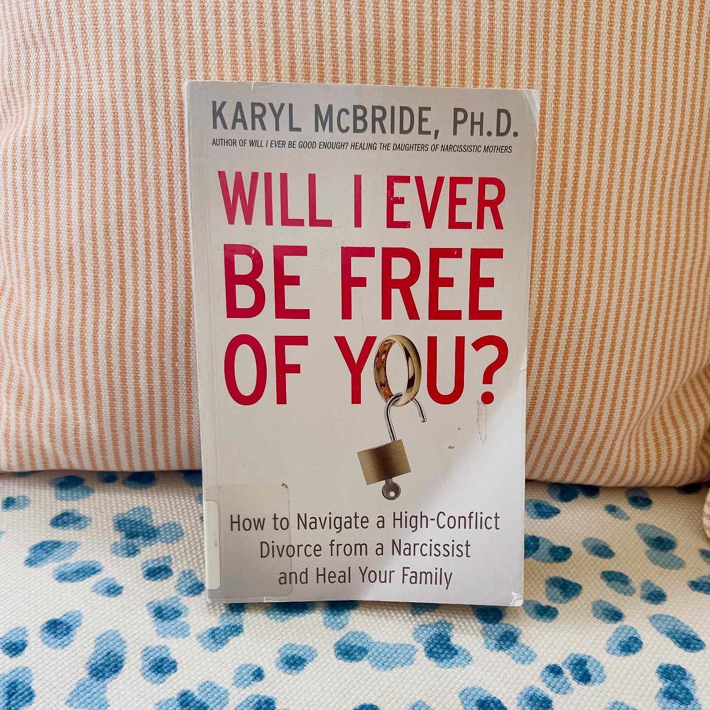 ⭐️⭐️⭐️⭐️⭐️
Dr. Karyl McBride offers a clear and compassionate roadmap for ending a high-conflict relationship. She focuses on individuals leaving partners with toxic or unhealthy traits, particularly those associated with narcissistic and borderline personality disorders. McBride walks readers through the decision-making process of whether to stay or leave, how to navigate the legal complexities of contentious divorces, strategies for co-parenting, and more.
This book is incredibly practical. Divorcing someone with a personality disorder (or even strong traits) can leave you feeling overwhelmed and disoriented. McBride offers a grounded, thorough path forward. She answers so many of the questions I’ve heard people ask in these situations, and she does so with deep clinical insight and empathy. Her understanding of personality disorders, what it’s like to be in a relationship with someone who has one, and how to break free is both validating and empowering. Highly recommend.
⚠️ As always, be mindful of your safety. Don’t read this book in a setting where the person in question may see you’re engaging with this material.
#psychologybooks #selfhelpbooks #therapybooks #relationshipbooks #divorce #personalitydisorder