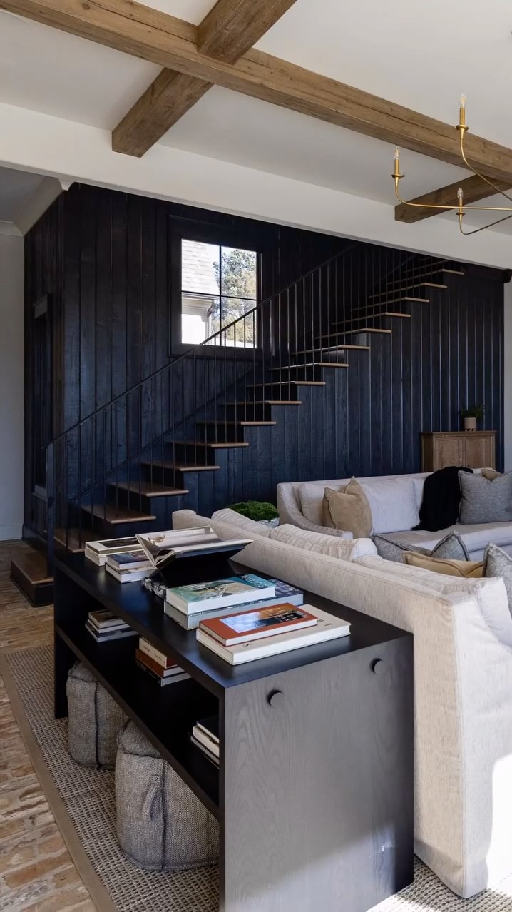 This room doesn’t just look lived in〰️it feels it.
From the layered textures underfoot to the curated mix of design books and patinaed vessels, every inch was considered for comfort, function, and beauty.
Timeless. Tactile. And deeply personal.
Builder: @dickensbuilt
Photography: @jennifer.saltsman.photography
#homedesign #customhomes #customhomedesign #interiordesign #home #interiors #interiordesigner #homedetails #loveverellen